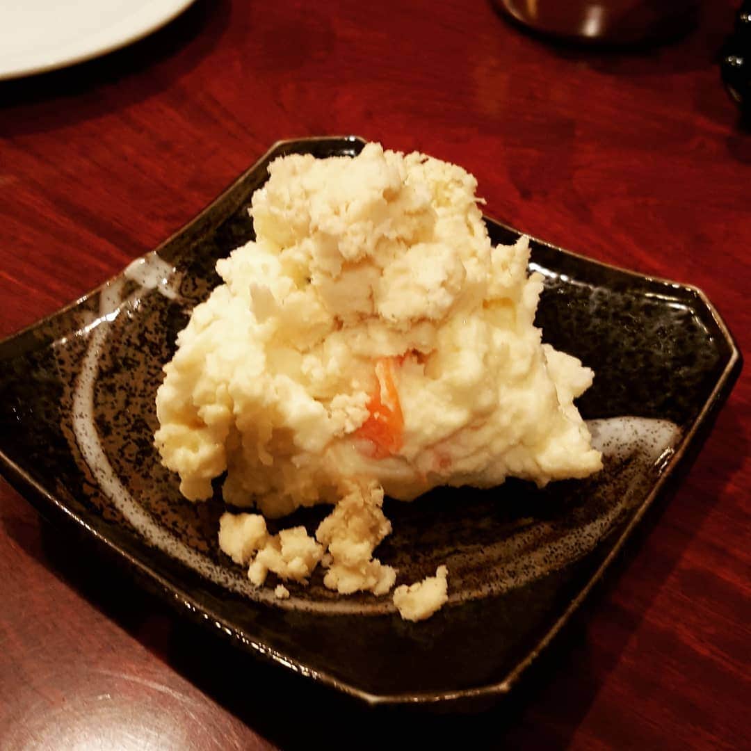 のインスタグラム：「金沢に向かいます！ が、その前に。 札幌の思い出その2。 札幌出身の友達にオススメされた居酒屋心。旨かった！ 山わさびのポテトサラダ。 刺盛り。 焼き白子。最高。」
