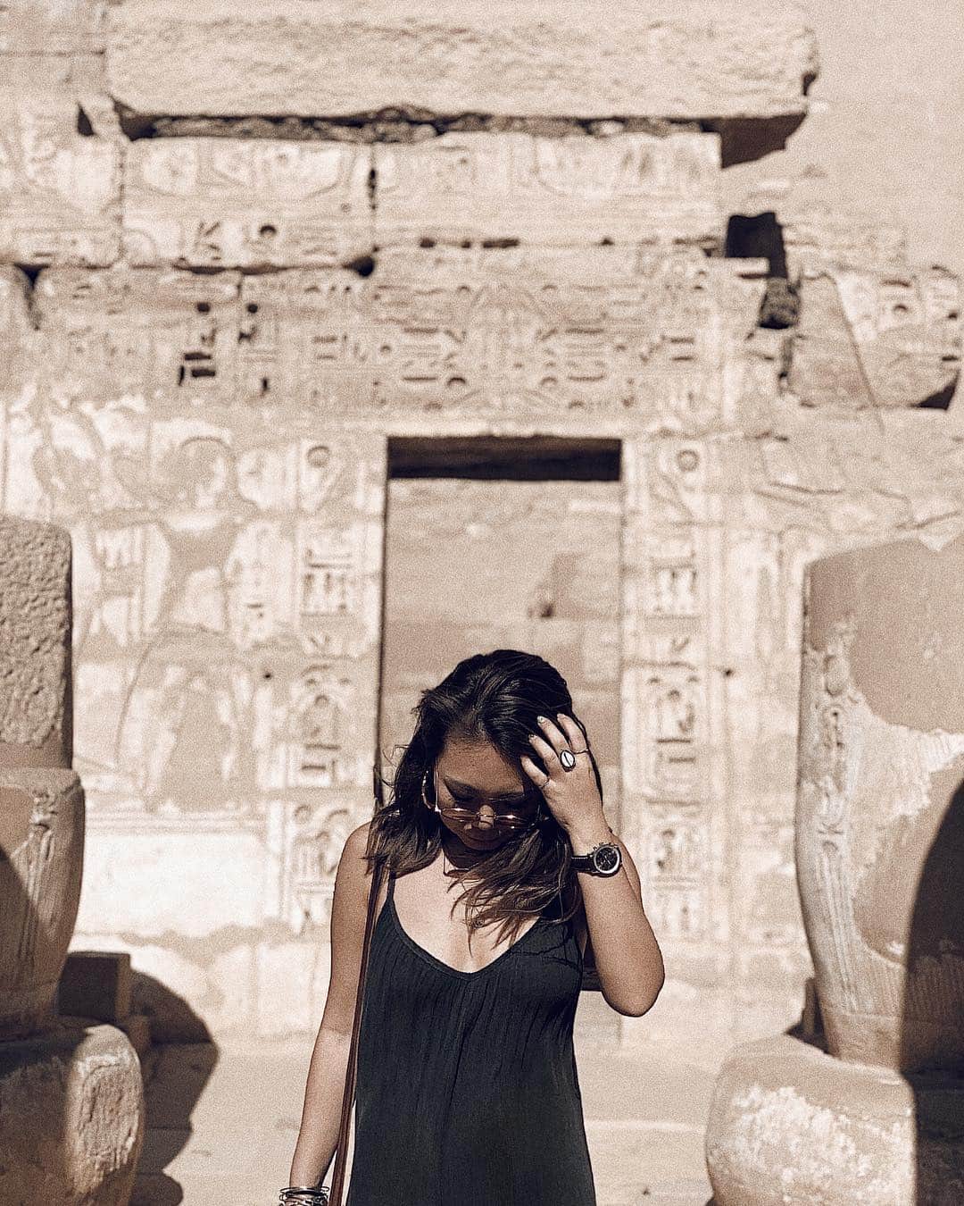Manamiのインスタグラム：「📍 Medinet Habu ルクソールの西岸にある葬祭殿 かなり保存状態のいい遺跡らしく カラーまで鮮明😳！ 全員大興奮！ ㅤ 大興奮の写真はまだまだあるんだけど 遺跡続きで飽きそう&伝わりづらいので 遺跡postはここで終えます😂 ㅤ all-in-one @skylarkvenice sunglasses @urbanoutfitters watch @breitling_japan @breitling bracelet @alexandani ring @oceanbabe.official bag from Morocco」