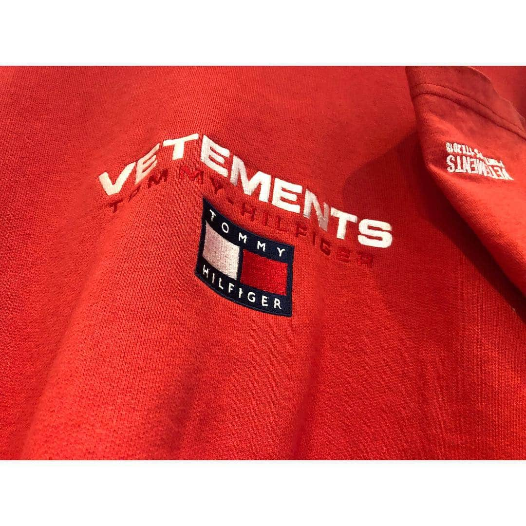 RINKAN渋谷店さんのインスタグラム写真 - (RINKAN渋谷店Instagram)「【New Arrival】 《VETEMENTS》 "  VETEMENTS×TOMMY Double Sleeve Hoodie "  人気のTOMMYシリーズ入荷しました！ カットソーとのレイヤードにアームがなっているので春先も涼しく着れるアイテム！ 是非店頭にてご覧くださいませ！  VETEMENTS VETEMENTS×TOMMY size:M  890USD ㅤㅤㅤㅤㅤㅤㅤㅤㅤㅤㅤㅤㅤ  #rinkan #shibuya #rinkanshibuya#vetements RINKAN渋谷店 03-5458-3050」3月14日 15時12分 - rinkan_shibuya