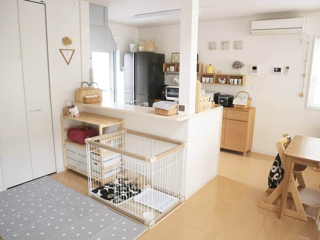 のインスタグラム：「* 小学校準備。 . . 先月、無印良品の送料が変わる前に、パイン材ラックを購入しました❁ 一番下に今まで同様、娘の遊びグッズを置いています。二段目にはランドセルや支度グッズを収納していく予定です♩明日からの良品週間、楽しみだなー♡ . . そして犬のゲージの場所。。 吹き抜け窓からの陽が当たりやすく、夏場はここだと厳しいかも😥ゲージ自体が大きめで存在感大！なので、どこがいいのか悩み中です🌀 . . . . . . . . #北欧インテリア #北欧ナチュラル #シンプルホーム #犬のいる暮らし #無印 #無印良品 #ジョイントマット #マリメッコ」