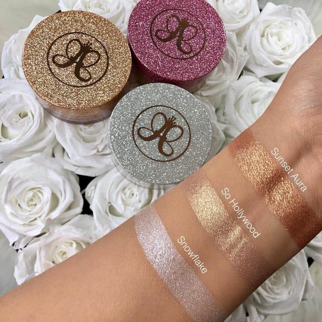 Anastasia Beverly Hillsさんのインスタグラム写真 - (Anastasia Beverly HillsInstagram)「Glowing ✨ @theartistofbeauty  Showing our brand new loose highlighters ✨」3月14日 15時07分 - anastasiabeverlyhills