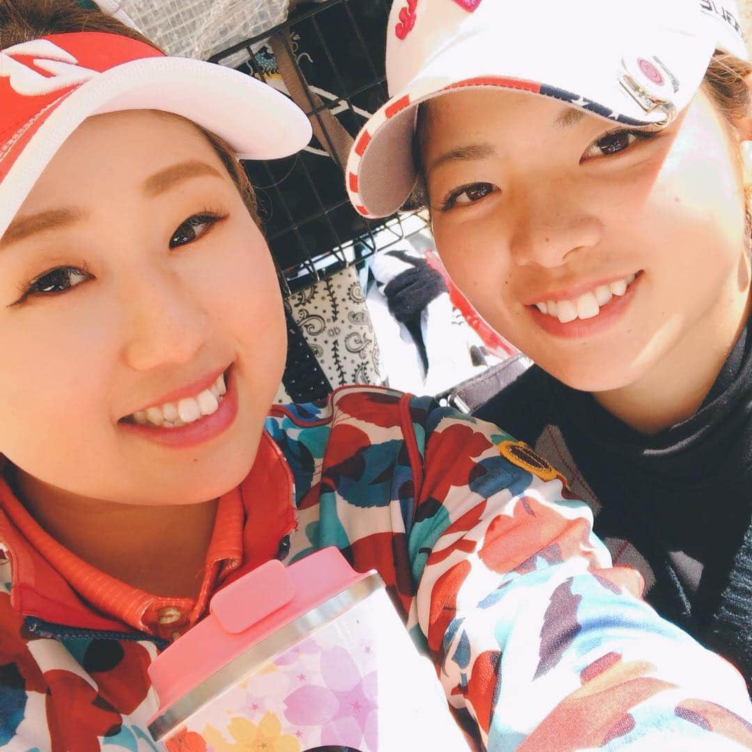 照山亜寿美さんのインスタグラム写真 - (照山亜寿美Instagram)「今日は寧々とラウンドでした🏌️‍♂️‍♀️⛳️. そして自宅にキャップが届いていたと思ったら中からバイザーもでできましたので中学生振りかな？バイザーでゴルフしました💦❤︎. . バイザーでもいけますかね🧐❓. . #golf #ゴルフ #撮影者 #丹野寧々 #素晴らしい写真を #ありがとう #ブリヂストンゴルフ  #ブリヂストン #パラディーゾ  #paradiso  #寿屋フロンテ #no1grip  #アスリート街ドットコム  #スタジオエスアンドケイ」3月14日 15時10分 - asumiteruyama