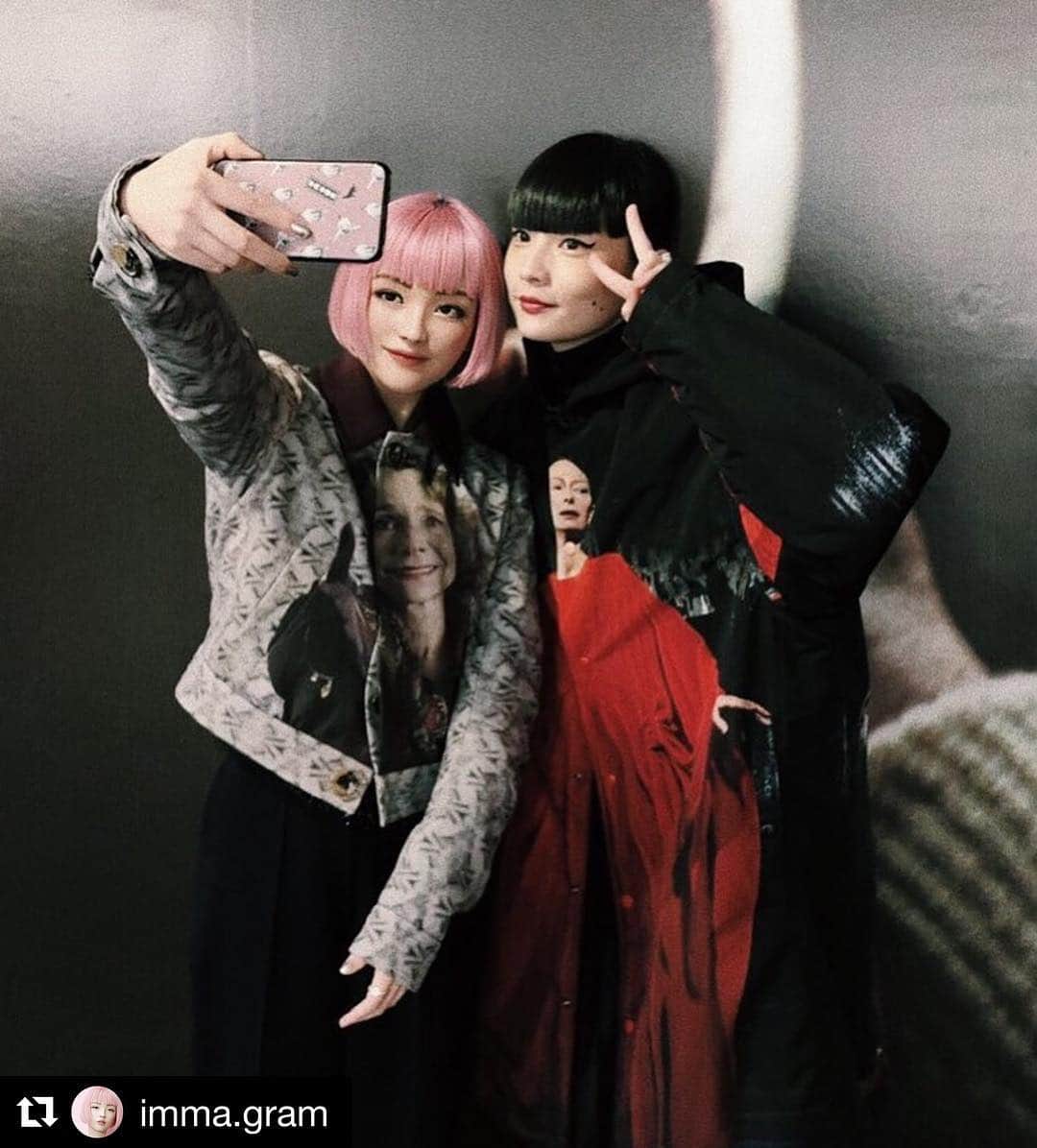 秋元梢さんのインスタグラム写真 - (秋元梢Instagram)「😘📸🧠✌️ #Repost @imma.gram ・・・ パリ🇫🇷でこず @akimoto_kozue と、うまれて初めて自撮りしてみた📸🧠 パリで @undercover_lab 展示会での思い出💌 Tried selfie with Kozue for the first time in my life. #あたしCGらしい #paris #undercover」3月14日 15時14分 - akimoto_kozue