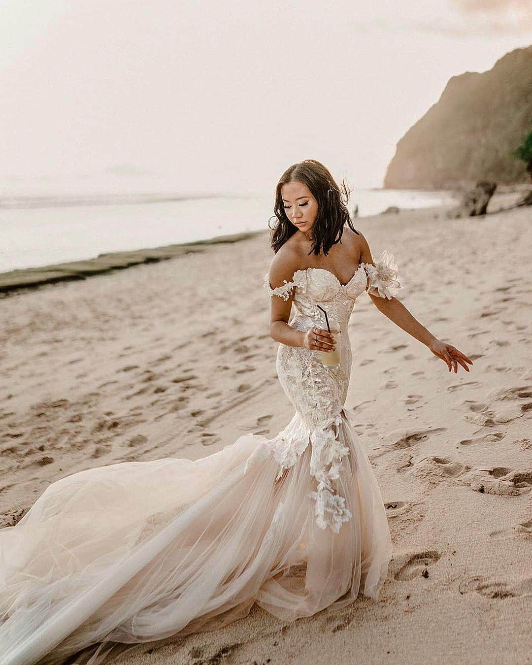 Galia Lahavさんのインスタグラム写真 - (Galia LahavInstagram)「The perfect beach wedding | #GLBride @thegreylayers is a dream come true in our #Tony gown #GLCouture」3月14日 15時24分 - galialahav