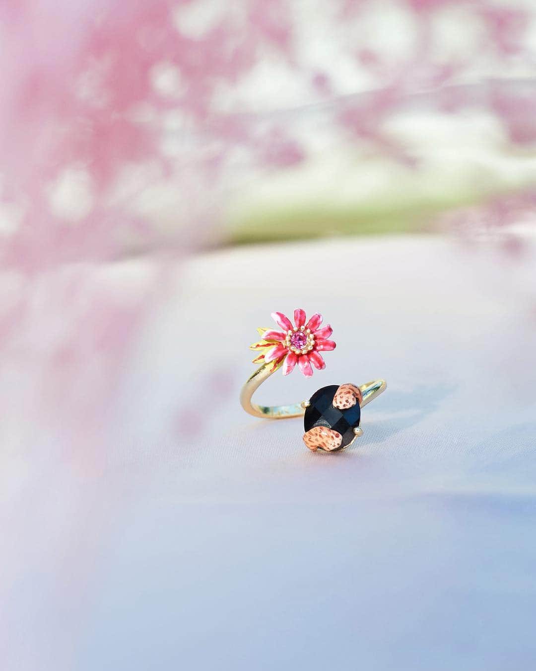 レネレイドさんのインスタグラム写真 - (レネレイドInstagram)「✨Tini tiny paws holding on to bewitching black crystal… The fascinating miniature world of « Dazzling Discretion » at your fingertips.  #Lesnereidesparis #Lesnereidesgifts #Frenchjewellery #Costumejewellery #FloralJewelry #CuffBracelet #Readyforspring」3月14日 15時28分 - lesnereidesparis