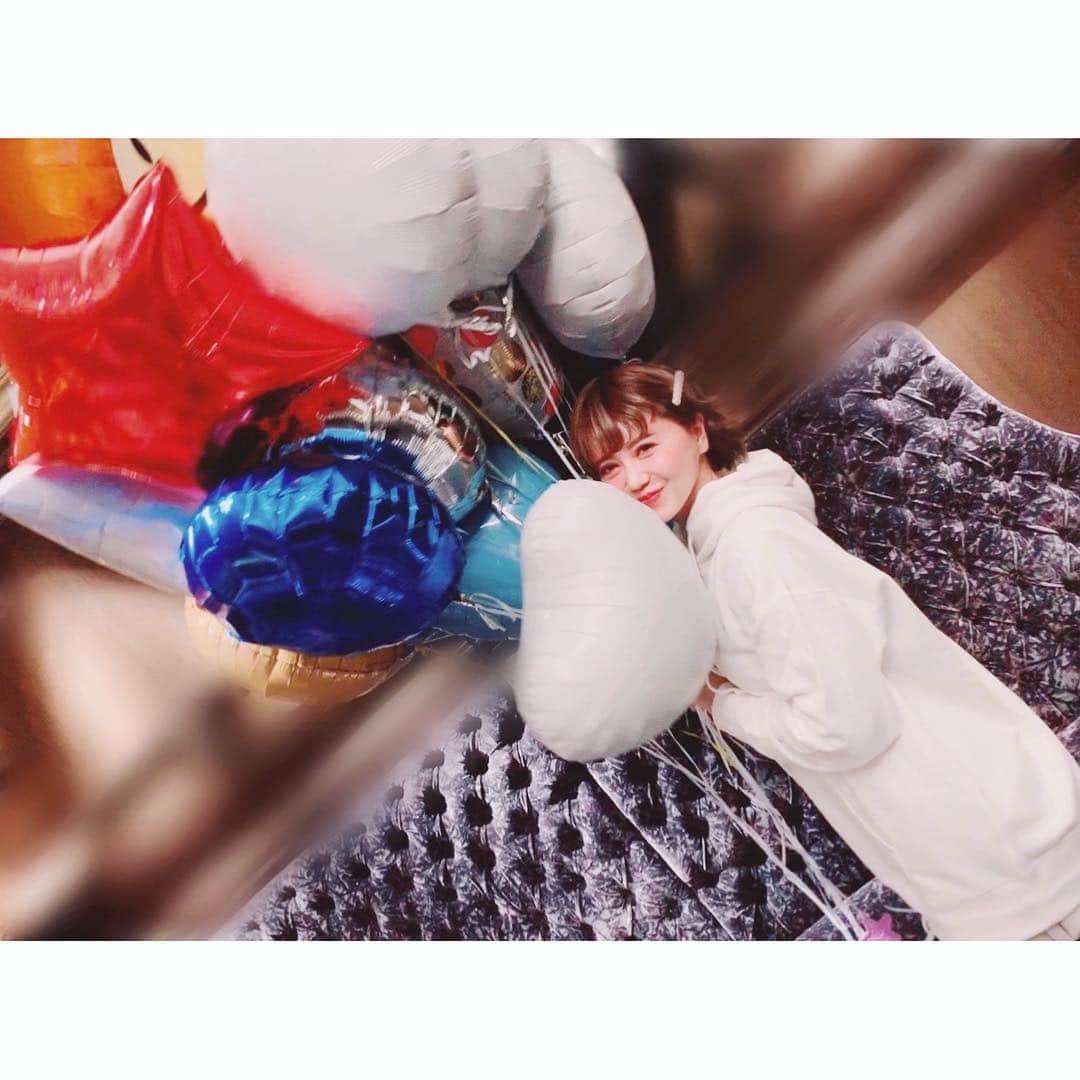 のインスタグラム：「HAPPY WHITE DAY🎁✨ みんないつもありがとう💕💗💕 ♡ 素敵な午後を過ごしてネッ♪♪♪♪♪ #whiteday#happysmile#balloon #1ヵ月後は誕生日 w#あ！約ねw#ホントは13日」