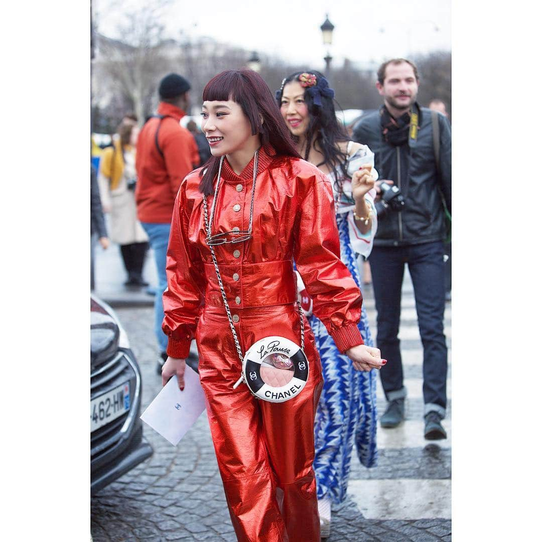 マドモアゼル・ユリアさんのインスタグラム写真 - (マドモアゼル・ユリアInstagram)「. ❤️dressed in red❤️ 私の今回のパリは赤い服率がかなり高かった！❤️ 実は髪色も最近ちょっと赤の入った黒なんです😊 1. @chanelofficial  2. @eachxother  3. @miumiu  #pfw #paris #red #chanel #eachother #miumiu」3月14日 15時32分 - mademoiselle_yulia