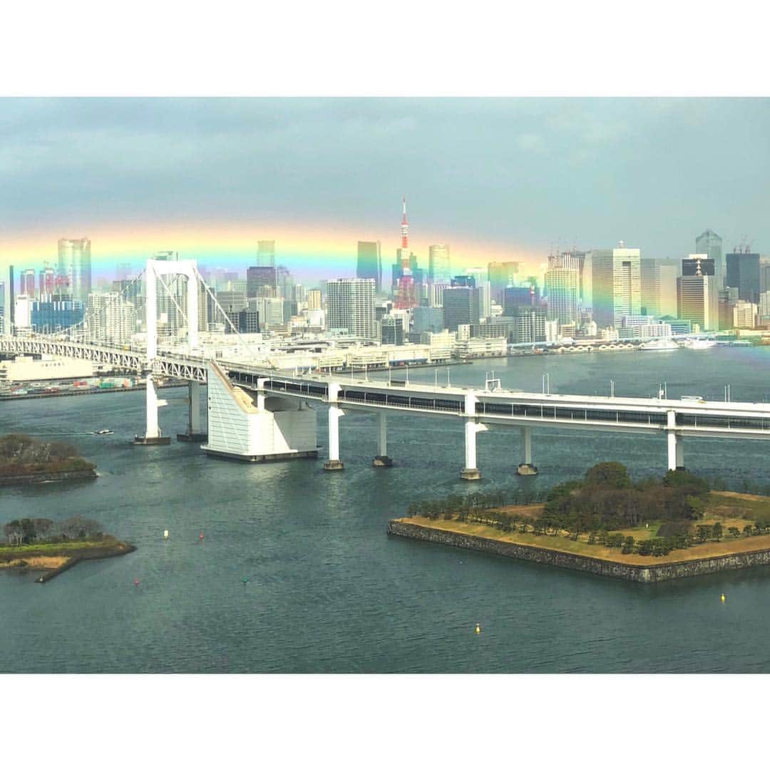 鈴木優梨さんのインスタグラム写真 - (鈴木優梨Instagram)「🌈♡ お台場のレインボーブリッジに虹がかかってた💖 ・ 雨上がりの空って良きね⋆̩☂︎*̣̩ #雨上がり #虹 #rainbow #お台場 #odaiba #tokyo」3月14日 15時35分 - suzuki_yuuri