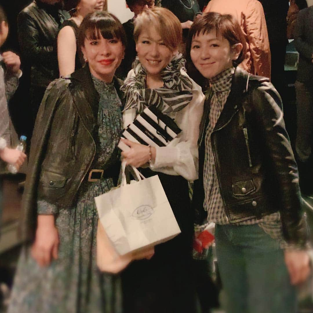 渡辺満里奈さんのインスタグラム写真 - (渡辺満里奈Instagram)「昨夜のこと。 友人の神谷えり @erikamiya の30周年&誕生日ライブで1曲歌わせていただきました。えりとakiko @akikojazz ちゃんとの「lovin' you」✨ （ホント夢のような体験！） 素晴らしい才能の人たちが一堂に会して楽しそうに演奏する様子を見られるのはライブならでは。えりの才能と人柄のなせる業だなぁと感じられる、とても温かい空気の素晴らしいライブだった。 音楽はいいな🎶 ★ #えり #おめでとう✨」3月14日 15時41分 - funnyfacefunny