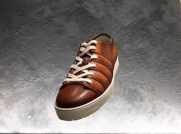 のインスタグラム：「📸 by @maison_corthay_japan The ‘90 - Corthay’s very first sneaker! Comfort and style guaranteed! 👌🏻✨ • • #Corthay #Paris #Japan #90 #Sneaker #Baskets #Shoe #OldWood #White #Bronze #Calfskin #Leather #Cuir #Patina #Souliers #TheFinestShoes #LaCouleurCestCorthay #Shoeporn」