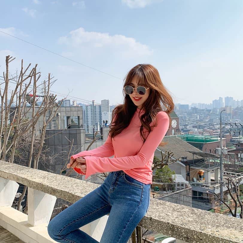 キム・ジュニさんのインスタグラム写真 - (キム・ジュニInstagram)「바로배송 1차분 품절되구 내일 발송수량 오픈되어있어요:) 오늘 인스타가 말썽이라 공지가 늦네요😭 오늘도 많은 사랑 감사합니다♥️ . #에바주니」3月14日 15時43分 - evajunie