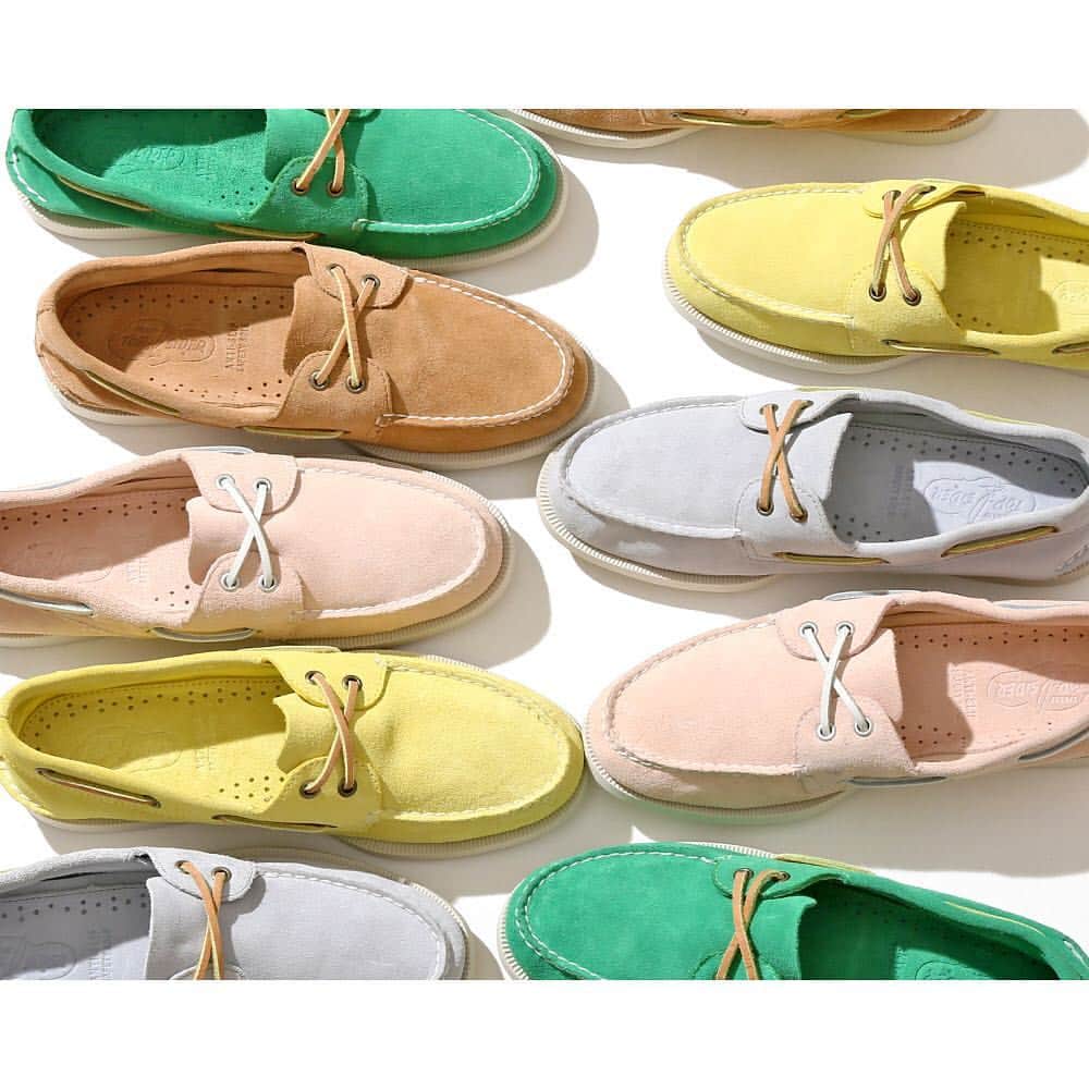 のインスタグラム：「【 “SPERRY TOP SIDER” JS Exclusive Model 】 デッキソールの代名詞「スペリーソール」を採用し、オーセンティックなデザインはそのままにカラーバリエーションを展開したエクスクルーシブモデルがリリース。 . ¥12,000+tax　No.19093610006810 . . 詳細は公式 BLOG から http://bit.ly/2T4pxYj . . @sperry_japan . . #ジャーナルスタンダード  #journalstandard  #baycrews #2019SS #sperrytopsider #exclusive #fashion」