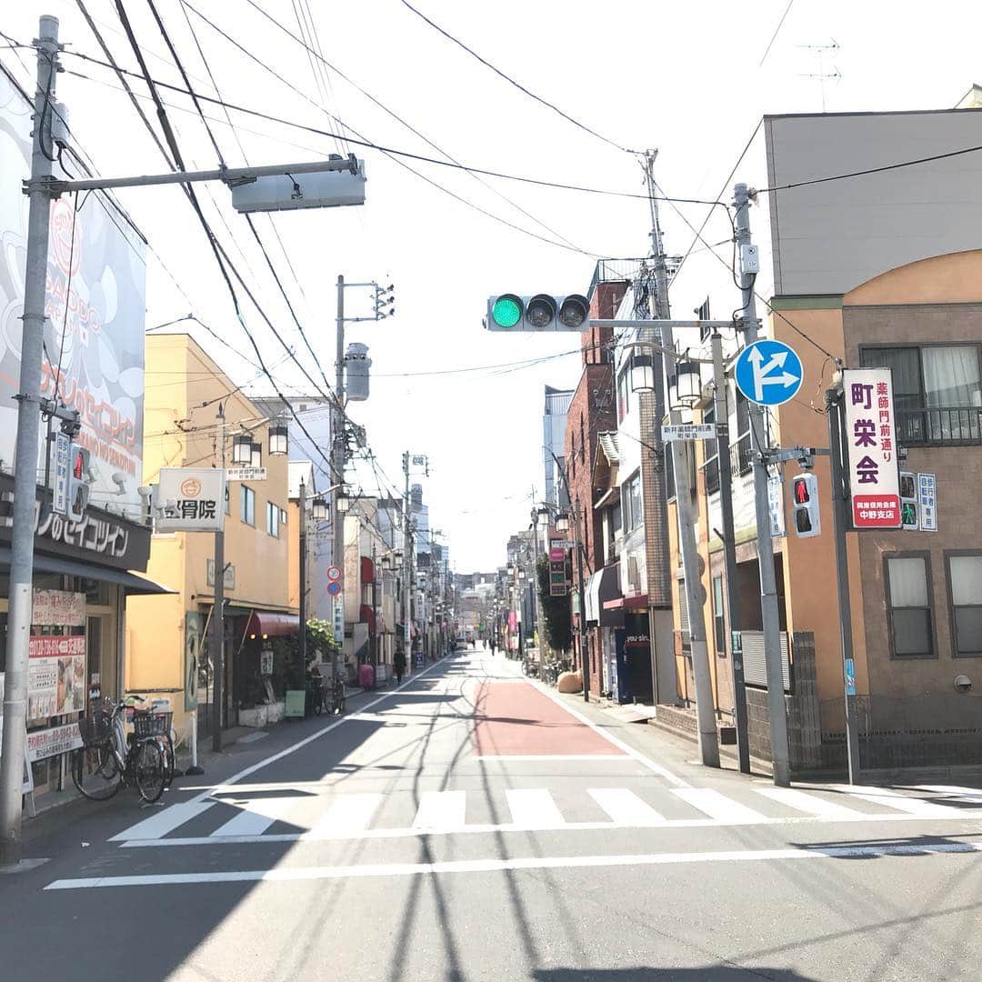ふじいあきらさんのインスタグラム写真 - (ふじいあきらInstagram)「新井薬師前駅からスペシャルカラーズへの道順です。  新宿、高田馬場から来る場合、西武新宿線の前寄りに乗って進行方向の改札から出ます。右手に進んでバス通りを左へまっすぐです。五差路は左斜めへ。」3月14日 16時05分 - fujiiakiramagic