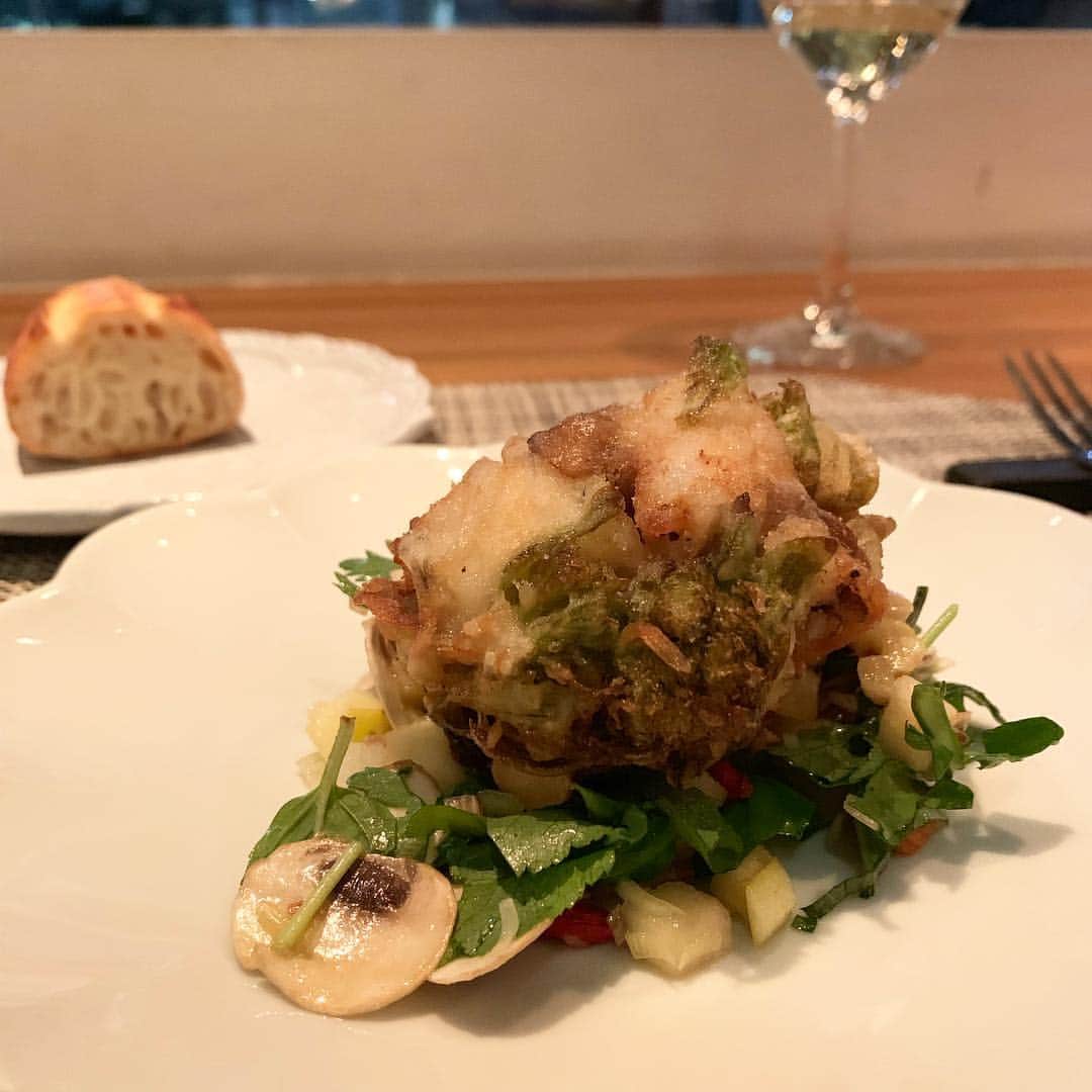のインスタグラム：「・ アットホームな空間の中でいただく最高のお料理。 ・ こんなに贅沢&ボリュームもたっぷりで 良心的すぎるお値段に恐縮してしまいます。 ・ 三田牛の最高の焼き加減… ご馳走さまでした♡ 本当に美味しかったです✨ ・ ・ #グルマンディーズ #広尾 #イタリアン #予約困難店 #tokyo #hiroo #italian #gourmet #restaurant」