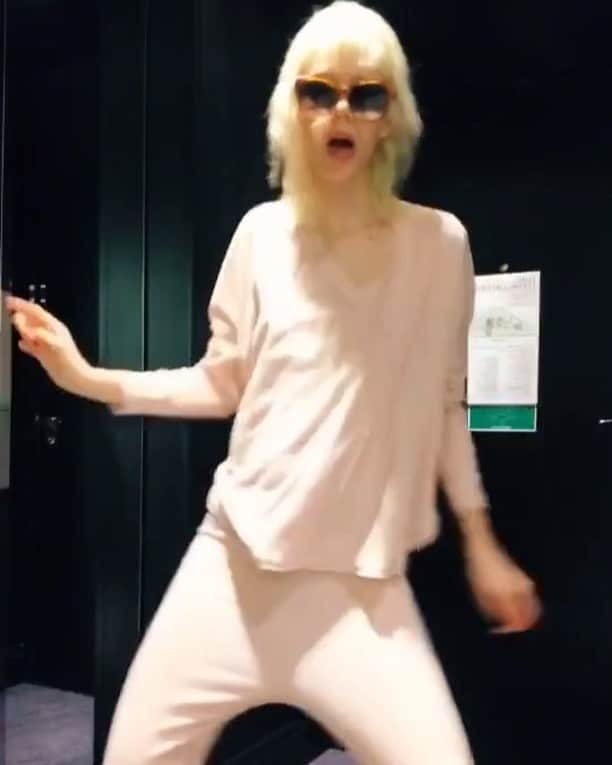 マリヤン・ジョンクマンのインスタグラム：「Now watch me nae nae 💅🏻💅🏻🐱」