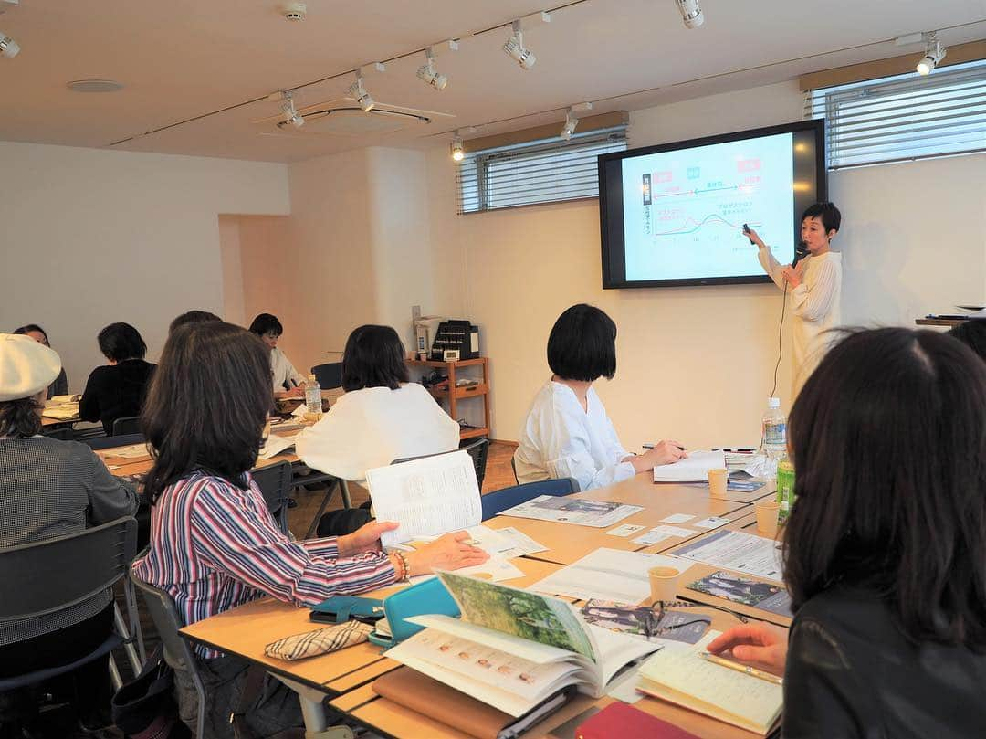 日本アロマ環境協会(AEAJ)さんのインスタグラム写真 - (日本アロマ環境協会(AEAJ)Instagram)「明日開催のセミナーをインスタライブで配信します！ 「ナチュラルビューティスタイリスト検定」を活用した、講座企画のコツなどのヒントをお伝え。講師によるトークを一部配信しますよ。 時間は13：30から15分ほどと、14：20から30分ほど。どうぞお楽しみにしてくださいね。 ※当日の進行により、時間が多少変動する場合がございます。予めご了承ください。#aeaj #aroma #インスタライブ」3月14日 16時03分 - aromakankyo_aeaj