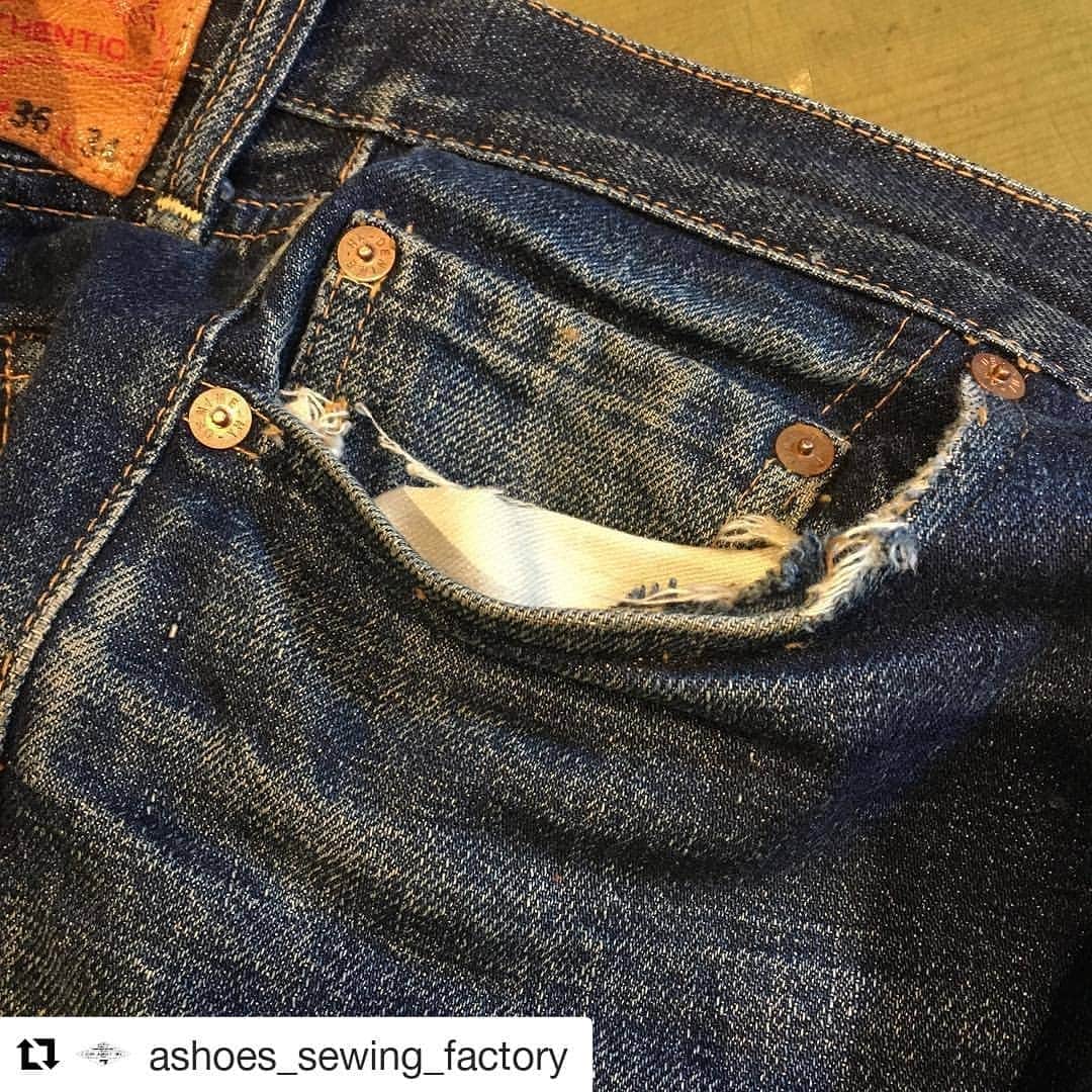 select shop「ASHOES」 SHOP STAFFのインスタグラム：「#Repost @ashoes_sewing_factory (@get_repost) ・・・ フロントポケットのリペア。  前ポケットは 壊れやすい部位。  パンツは 初期段階で ポケットを縫うので 縫製が重なっています。  今回は解体をせずに 直した一例です。  こだわりを カタチに。  お気軽に ご相談ください。 −−−−−−−−−−− ジーンズを カッティングから 丸縫いしています。  シルエットの別注も 可能です。  リペアへのフィードバック。 またその逆を 日々貯め込みながら。 −−−−−−−−−−− #リメイク #デニムリペア #ジーンズ修理 #デニム修理 #サイズ変更 #幅出し #handmade #ハンドメイド #ashoes #亜洲'S #さいたま #大宮 #デニム #ジーンズ #裾上げ #チェーンステッチ #お直し #リペア #穴埋め #タタキ #singersewing #Unionspecial #sewing #sewingmachine #ミシン #シンガーミシン #ユニオンスペシャル #jukI #unionspecial43200g」