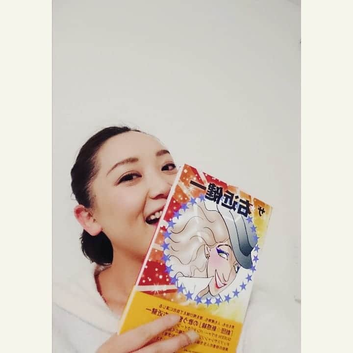 花陽みらさんのインスタグラム写真 - (花陽みらInstagram)「右近健一さんの本✨✨📕 お家に届きました☺️ ーー！一気に読んでしまいました😭✨ 右近さんの訳詞が宝箱のようにギュットつまっています！！ あーーーなんて嬉しいプレゼントでしょう！！ #右近健一 さん」3月14日 16時13分 - miku_hanahi