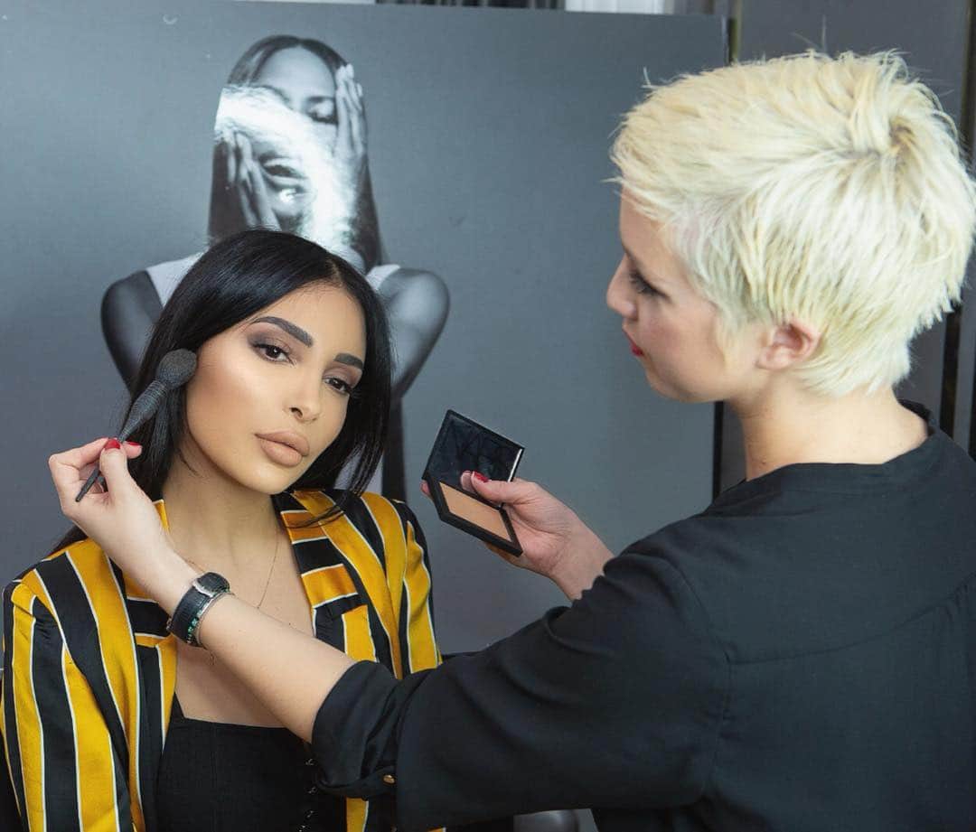 sananasのインスタグラム：「NARS GLOW ✨YASSS 🤩 J’ai eu l’honneur d’animer une masterclass avec Sophie l’une des make up artist de chez @Narsissist 🙈C’est la première fois que je fais ça alors le faire avec Nars c’était quand même quelque chose de dingue pour moi ! Travailler avec une si belle marque que j’aime depuis tant d’années (bien avant d’être Youtubeuse 😁) et qui propose d’excellents produits est une chance incroyable 🙏🏻 __ Make Up details 💄: Fond de teint Natural Radiant Longwear « Stromboli », Radiant creamy concealer « Café con leche », Bronzer « Laguna », Super Radiant booster pour apporter encore plus de Glow et pour les yeux la superbe palette en édition limitée « Skin Deep » 😍 __ Vous avez un produit chouchou chez Nars ? Dites moi tout ! __ #Narspartenaire #Narsissist #GlowEveryDay #ComeToLight」