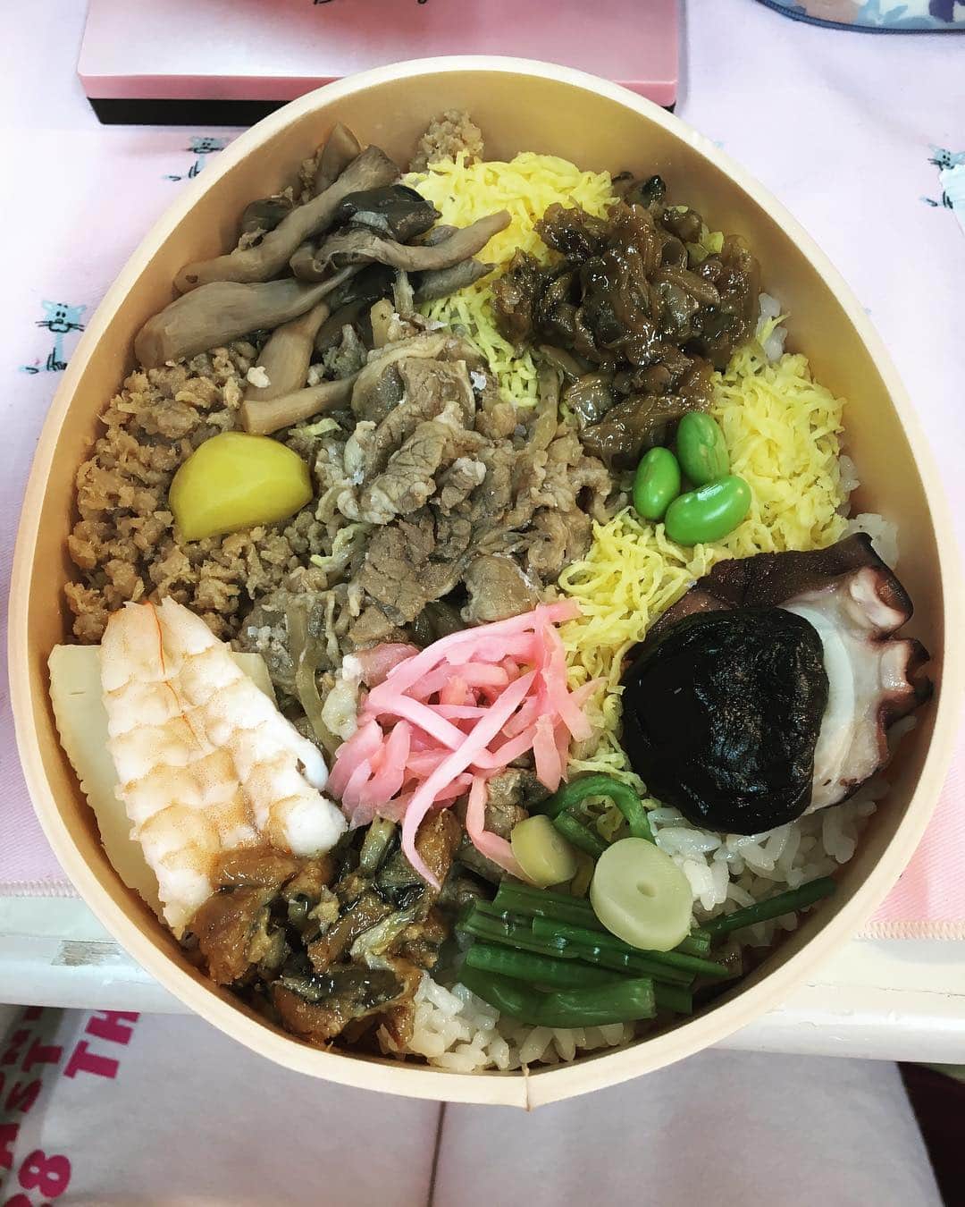 新田恵海さんのインスタグラム写真 - (新田恵海Instagram)「『キューティ・ブロンド』大阪初日マチネ公演、ありがとうございました🎀  久しぶりの2公演...！ ソワレはDANDY WHITE DAY🕺💕 がんばります😋  #お弁当おいしそう #お弁当おいしい」3月14日 16時15分 - tnstagram1210