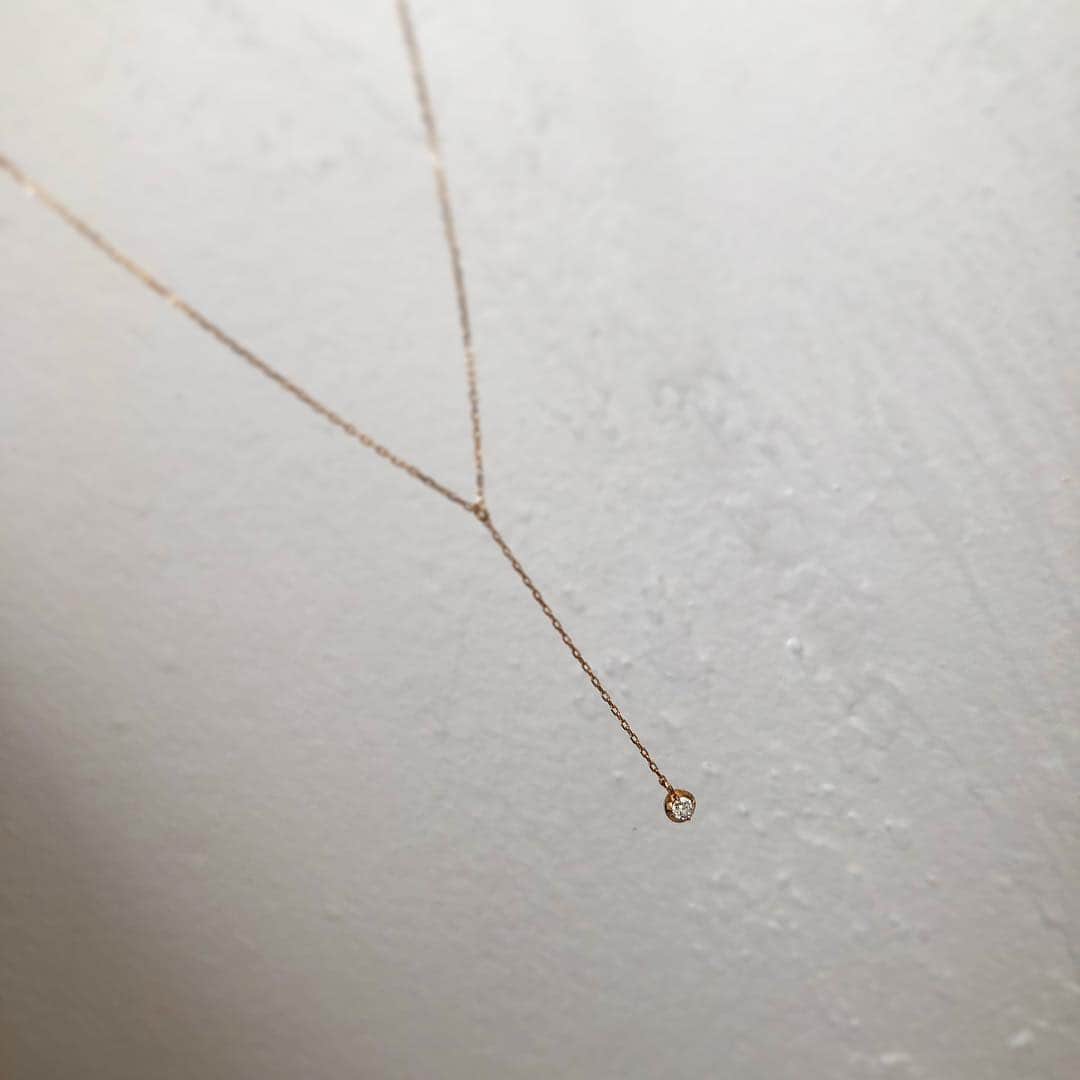 のインスタグラム：「胸元にY字をえがくチェーンの先端に、ダイヤモンドが揺れて視線を集める、女性らしいフォルムのネックレス。 首回りをほっそりと見せる効果もあり、シンプルなフォルムが映えて確かな存在感を発揮します。  #necklace#K10#fashion#jewelryinstfashion#instjewelry#JUPITER#DAIKANYAMA#ネックレス#k10ネックレス#ファッション#ジュエリー#ジュピター#代官山」