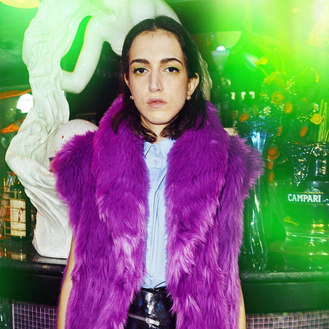 オージュールルジュールのインスタグラム：「Neon fur kind of addiction. #AuJourLeJour #AJLJ #FW1920」