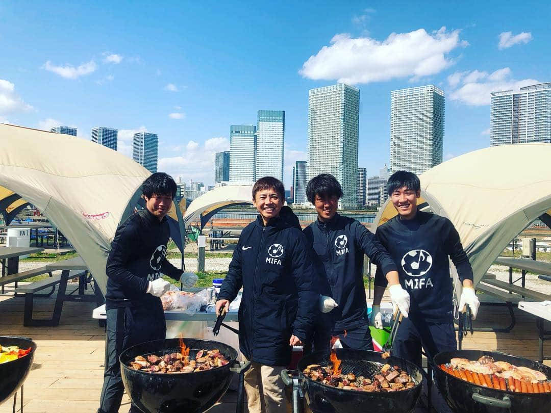 GAKU-MCさんのインスタグラム写真 - (GAKU-MCInstagram)「今年一発目の #BBQ ！愛すべきMIFAスタッフと！春ですね！ #gakumc  #ガクエムシー  #ウカスカジー  #春の歌 #MIFA #花粉をよけてススメ」3月14日 16時31分 - gaku_mc