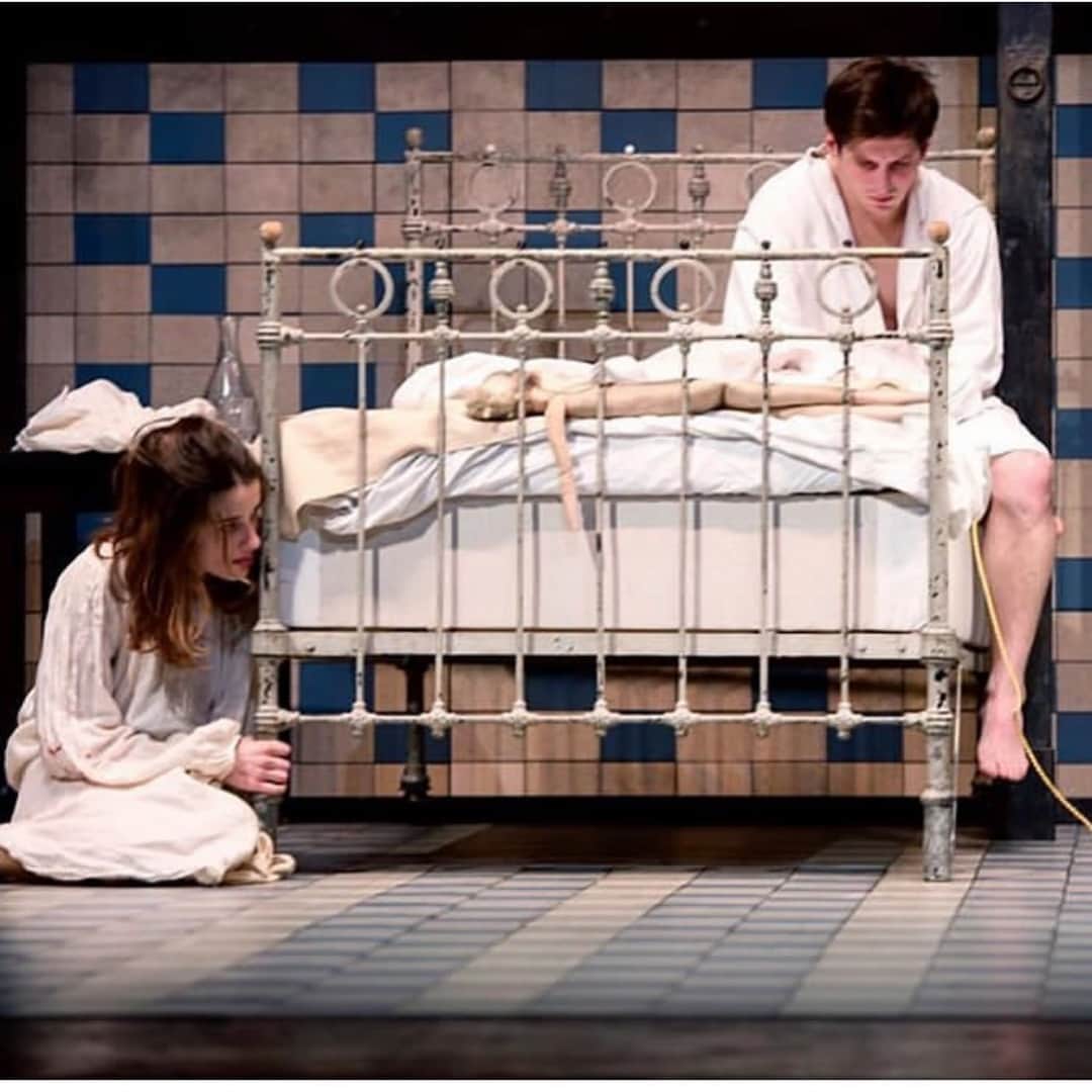 カロリーヌ・ド・メグレのインスタグラム：「🖤 Extraordinaire “Fanny et Alexandre” d’Ingmar Bergman à la @comedie.francaise.officiel jusqu’au 16 juin. La troupe des comédiens est exceptionnelle, les décors, les costumes...C’est tellement beau 🖤 Mise en scène de Julie Deliquet  photo Brigitte Enguerand #fannyetalexandre —- 🇬🇧 I saw this amazing play last night “Fanny and Alexander” in Paris」