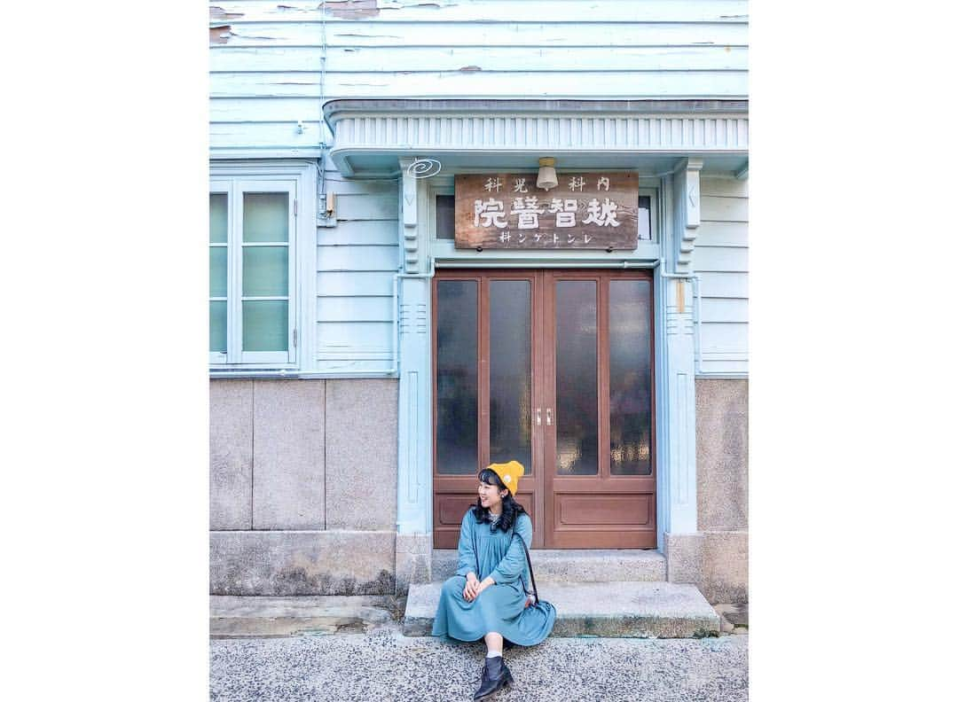 詩歩さんのインスタグラム写真 - (詩歩Instagram)「🍊﻿ ﻿ 「御手洗」と書いて、「みたらい」と読む！﻿ ﻿ 広島・呉市にある「御手洗」は、江戸時代に栄えた港町。﻿ Mitarai-town is used to be a port town which was flourishing in 17Century. Now these old buildings are preserved as they were. ﻿ ﻿ 細い道をくねくねお散歩すると、当時のノスタルジックな雰囲気が漂ってきます。﻿ ﻿ 当時の床屋さんや病院は、看板もなんとそのまま！💈﻿ 一瞬でタイムスリップした気分が味わえます。﻿ （4枚目の看板、読めるかな？？？）﻿ ﻿ 古い建物を活用したカフェやお土産屋さんもあって、レトロな感じがかわいい〜❤️﻿ ﻿ 最後の写真の床屋さんは、オランジーナのCMの舞台にもなってるらしい🍊﻿ ﻿ だいぶ広いエリアがあるから、時間が全然足りなかった！！！﻿ また来たいな〜。﻿ ﻿ ポートレート写真を撮る方には超イチオシなスポットです📷﻿ ﻿ ﻿ ﻿ ﻿ ☀️西日本豪雨で被災した「呉市」を盛り上げる企画で、呉高専の女の子たちと訪れました！﻿ みなさんの投稿もお待ちしています📸﻿ #フォトジェニックレ  #雨あがってます﻿ ﻿ 1泊2日で訪れた場所はハイライト「🇯🇵Hiroshima」でご覧ください。﻿ ﻿ ﻿ ﻿ 📍御手洗(みたらい)町並み保存地区／広島県　呉市﻿ 📍Mitarai Townscape Preservation District／Hiroshima Japan﻿ ﻿ ﻿ ©︎Shiho/詩歩﻿」3月14日 16時24分 - shiho_zekkei