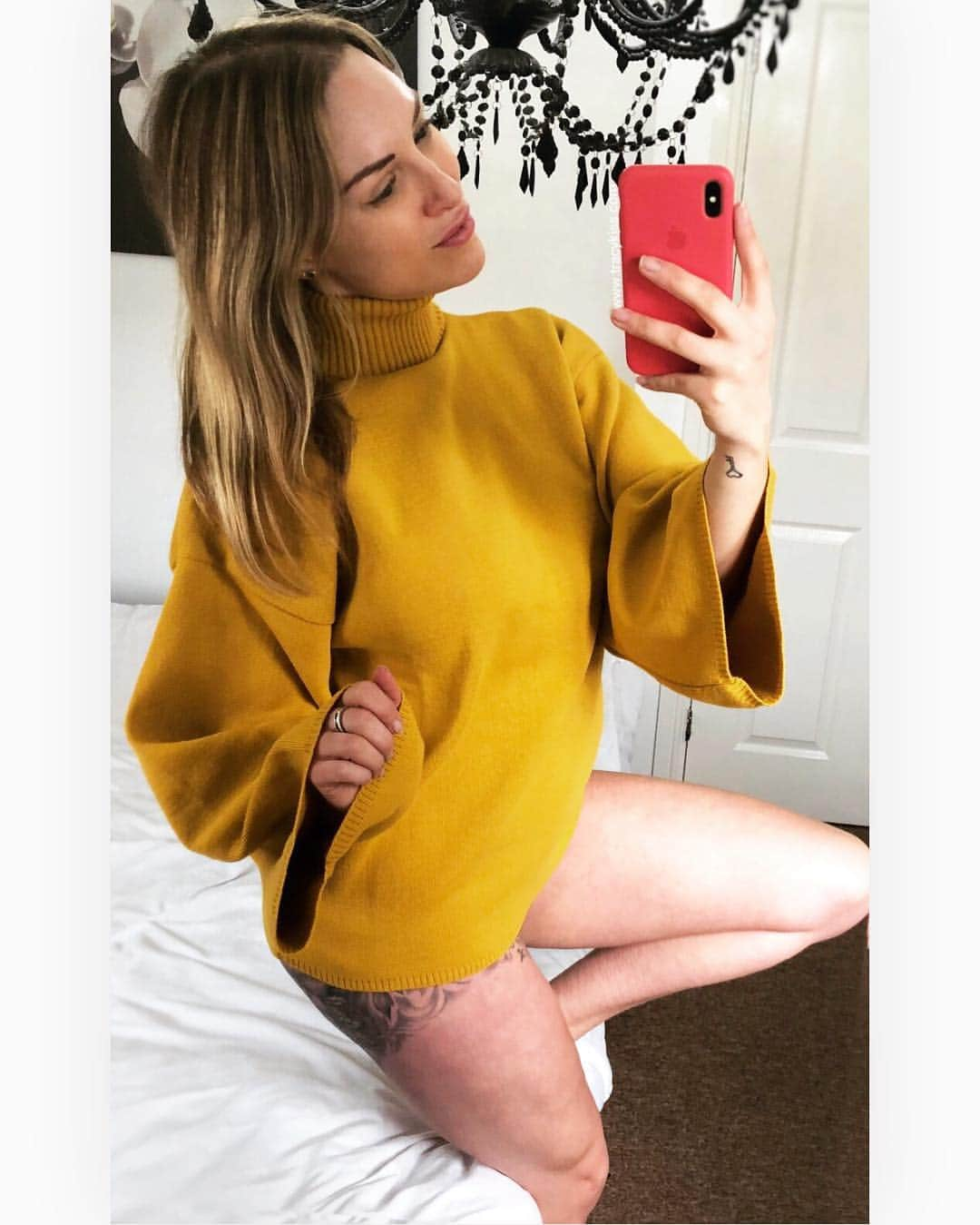 トレーシー・キスさんのインスタグラム写真 - (トレーシー・キスInstagram)「Channeling my inner sunshine in this snuggly oversized jumper 😊☀️💛 happy Wednesday my darlings, sending you peace, love and happiness  Jumper: @femmeluxefinery ------------------------ #jumper #oversized #oversizedsweater #luxegal #tracykiss #girlswithmuscles #bodygoals #femaleempowerment #muscles #booty #tattoo #healthy #bodytransformation #inspiration #wcw #motivation #ootd #fashion #weightloss #fitness #weightlossjourney #girlpower #thick #ootn #lotd #veganism #girl #gym #bodybuilding #vegan」3月14日 16時25分 - tracykissdotcom