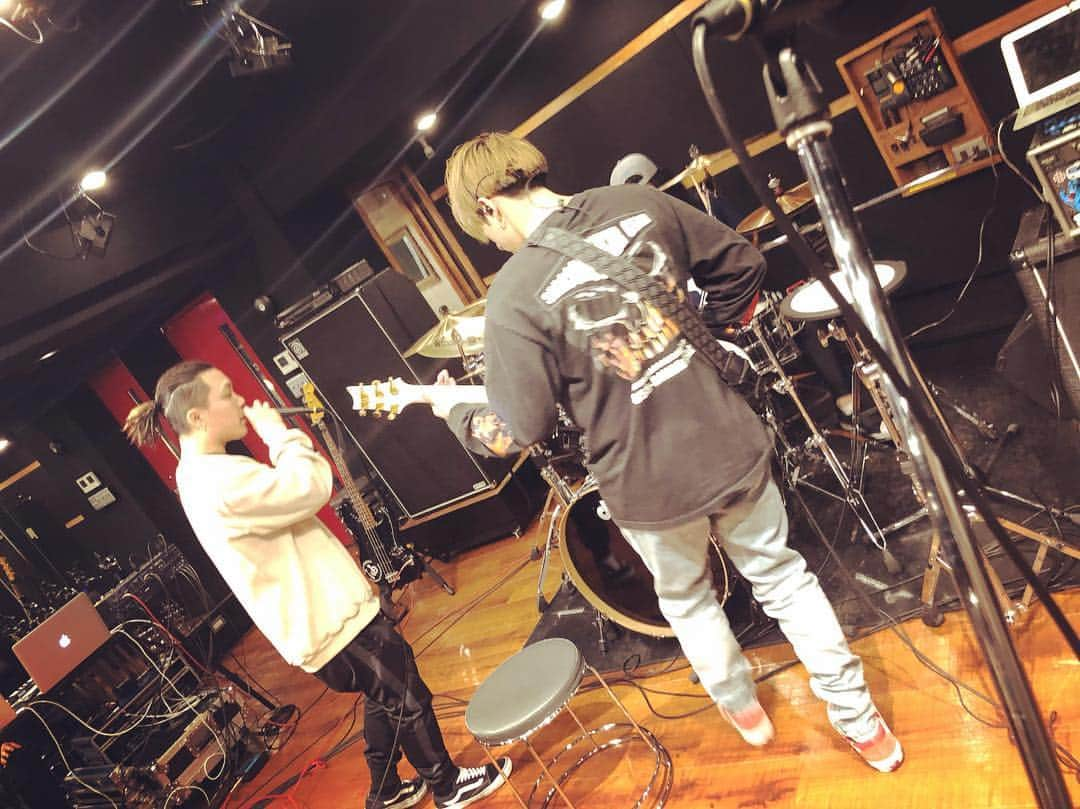 BACK-ONさんのインスタグラム写真 - (BACK-ONInstagram)「「CHOP KICK TURN TOUR」まであと3日！BACK-ONが濃縮されたセットリストとアレンジは今回のツアーで何かが起きそうな予感を感じさせる、そんかリハーサルスタジオからでした。 #backon #backon爆音 #kenji03 #teeda #chopkickturn  #reharsal  #ライブツアー」3月14日 16時28分 - back_on_jpn