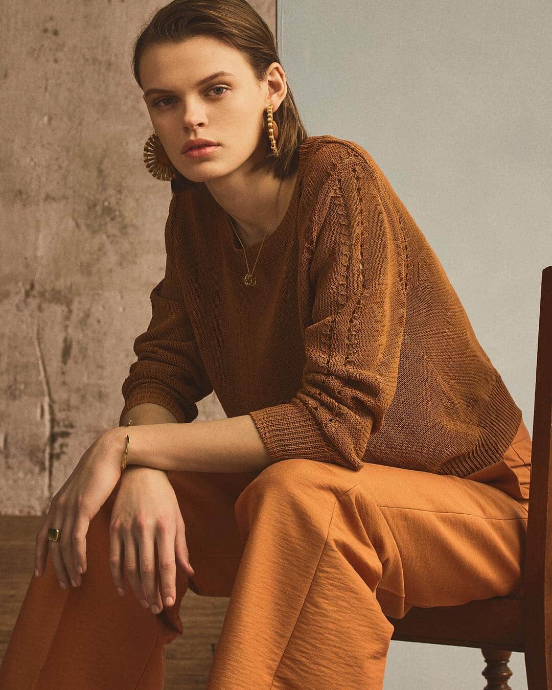 MANGOさんのインスタグラム写真 - (MANGOInstagram)「Down to Earth | The naturally smart wardrobe Fluid fabrics and terracotta tones are the focus in this selection. Naturally smart pieces that will renew your wardrobe this spring. #MangoSS19 #Mango @cara_taylorrr」3月14日 16時29分 - mango