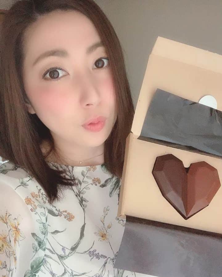 のインスタグラム：「HAPPY WHITEDAY💓 かわいいチョコいただきました😊 #whiteday #アランデュカス #ホワイトデー」