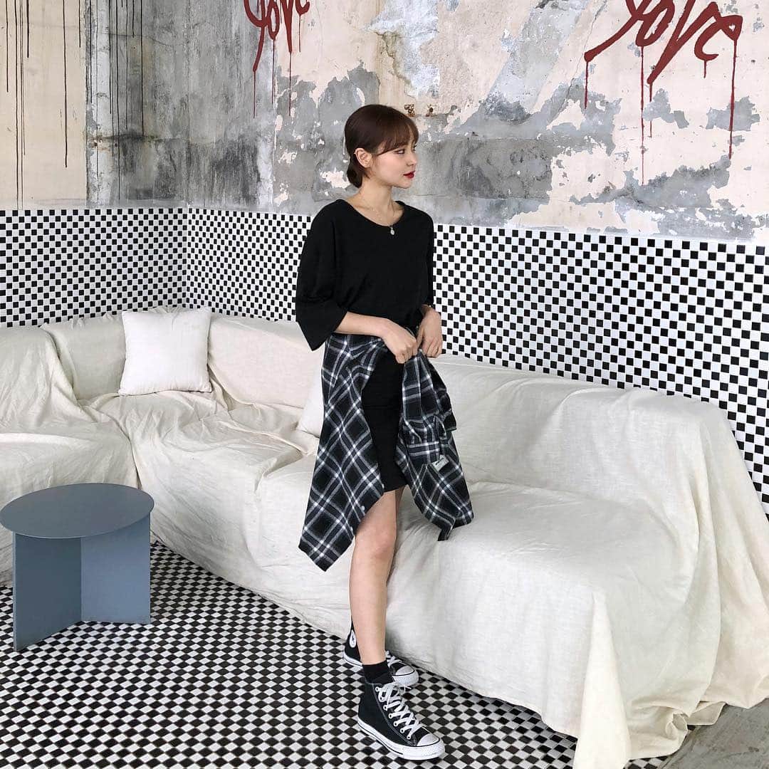 のインスタグラム：「シンプルなワンピースＴシャツはにチェック柄を合わせてカジュアルに🖤🎶 ー #カジュアルコーデ#ブラックコーデ#シンプルコーデ#ワンピース#チェックコーデ」