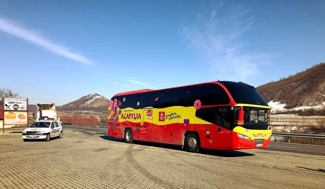 Delia Matacheさんのインスタグラム写真 - (Delia MatacheInstagram)「Plecam din nou la drum! 🚌 #AcadeliaTour ajunge maine in #Bacau, la Teatrul de Vara, iar sambata in #PiatraNeamt, la Sala Polivalenta. 🍭🍭🍭 Hai cu tag celor cu care veniti la concert! 😜 Pentru bilete.. link in bio. 😘 #turneunationalacadelia #christiantour #dreptullavacanta #mementobus」3月14日 16時34分 - delia