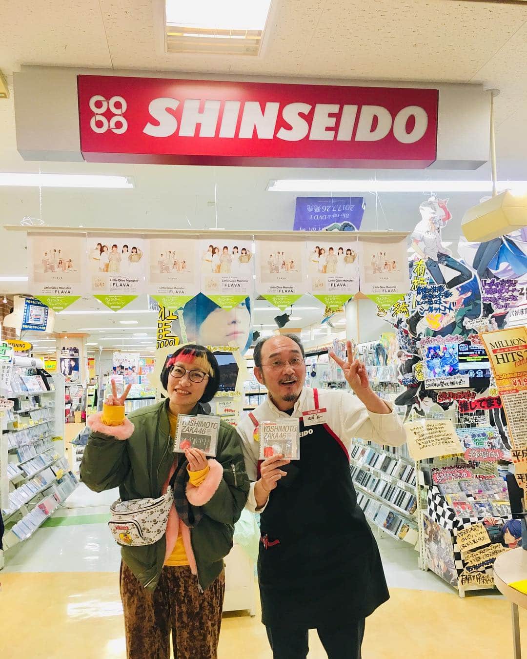 のインスタグラム：「まつりちゃん（ #吉本坂46 での私のニックネーム）地元で広報活動したの巻。と言ってももう2カ月くらい前のことだけど🙄🙄 ・ 地元帰省した時に山形県鶴岡市唯一のCDショップと言っても過言ではないＳモールの新星堂に偵察行ったら見事に映像盤のCDしか置いてなくて個人ジャケットCDが誰のも無かったので😭すぐさま店長に自己紹介しに行き、「サインしてポスターも送るのでどうかPRお願いします！CDもぜひ入荷して下さい！」と言ったら1週間後くらいにはすぐ松浦志穂ジャケットCD入荷してくださいました🥺🥺（小川ちゃん分も入荷してくださってる、、😢）成澤店長！ありがとうございます😭個人ジャケットCD売り上げ結果発表まであと2週間くらい、、（3月31日まで）鶴岡にいる私の同級生ー‼️‼️‼️SモールにまっつのCDあるよー買ってやってのー！！って今一度宣伝活動頼むー‼️‼️‼️😂😂でももう売れてたら無いかな？それはそれで嬉しい🤨🤨 ・ ５枚目の写真は私が本当に幼い頃から通っている「いろは食堂」にもポスターとチラシを送らせてもらったら、いろはの方がチラシにわざわざしるしをつけて、私のPRしてくれてるのを友達が写真で送ってきてくれました🥺これ見た時泣きそうになったまつりちゃんです。地元に吉本坂46を引き連れて帰ってライブ出来るくらいでっかくならなくっちゃいけないんだなあああ！！！🔥 ・  #エスモール鶴岡  #新星堂鶴岡店  #いろは食堂  #吉本坂46 #松浦志穂  版ジャケットCD #エスモールの様子を写真で送ってくれたのも友達 #地元愛」