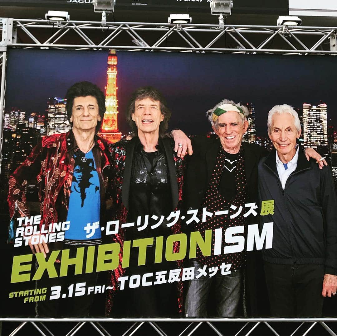 佐野史郎のインスタグラム：「ローリングストーンズ展の内覧会に🎶 予想以上の豪華さ‼︎ ワクワク止まりません^ ^ https://stonesexhibitionism.jp/」