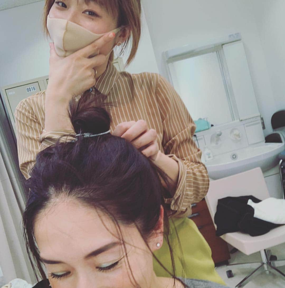 亀恭子さんのインスタグラム写真 - (亀恭子Instagram)「ROIの @yukarihayashi ちゃん。 . . . 自分がヘアメイクをしてもらう時に、 よく指名させて頂いてます。 . . ヘアメイクさんですが、 彼女自身ファッションも大好きで、 好きなモノもけっこう一緒^ ^ . . ファッションへのアンテナが敏感なので、ヘアメイクにもそれが反映されていて、 〝シャレた〟仕上がりになるのです❤︎ . . この日は2パターン。 ①枚目→アイライン無しで淡いグリーンのアイシャドーでニュアンス。 ②枚目→マットなオレンジリップをカジュアルに。 . . . 会うといつも、林ちゃんのメイクグッズに質問攻めです。 . 今回はオレンジリップを買おう♪と気分が高揚しました。 @chanel.beauty か @shuuemura か… 迷う。 ※林ちゃんのインスタにもオレンジリップ載ってます。 . . . 私が気軽に気さくに色々聞ける、 ヘアメイクの先生❤︎ . . #shootingday #hairmake @yukarihayashi #最近流行りのマスクも早速付けてる林ちゃん」3月14日 16時42分 - kame_kyo