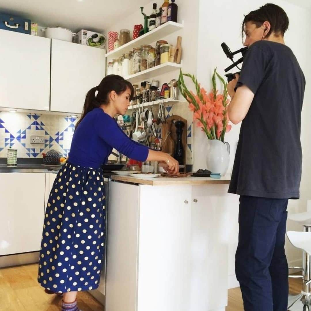 レイチェル・クーさんのインスタグラム写真 - (レイチェル・クーInstagram)「Anyone recognise this scene from one of my old YouTube clips by @archiethomasdotcom? 🍪 Just whipping up some cheese and fig coins 'on set' at my East London apartment back in 2015... 🎬 . . . . . . . #throwback #TBT #ThrowbackThursday #Rachelkhoo #Memories #Memorylane #EastLondon #video #recipe #youtube」3月14日 16時45分 - rachelkhooks