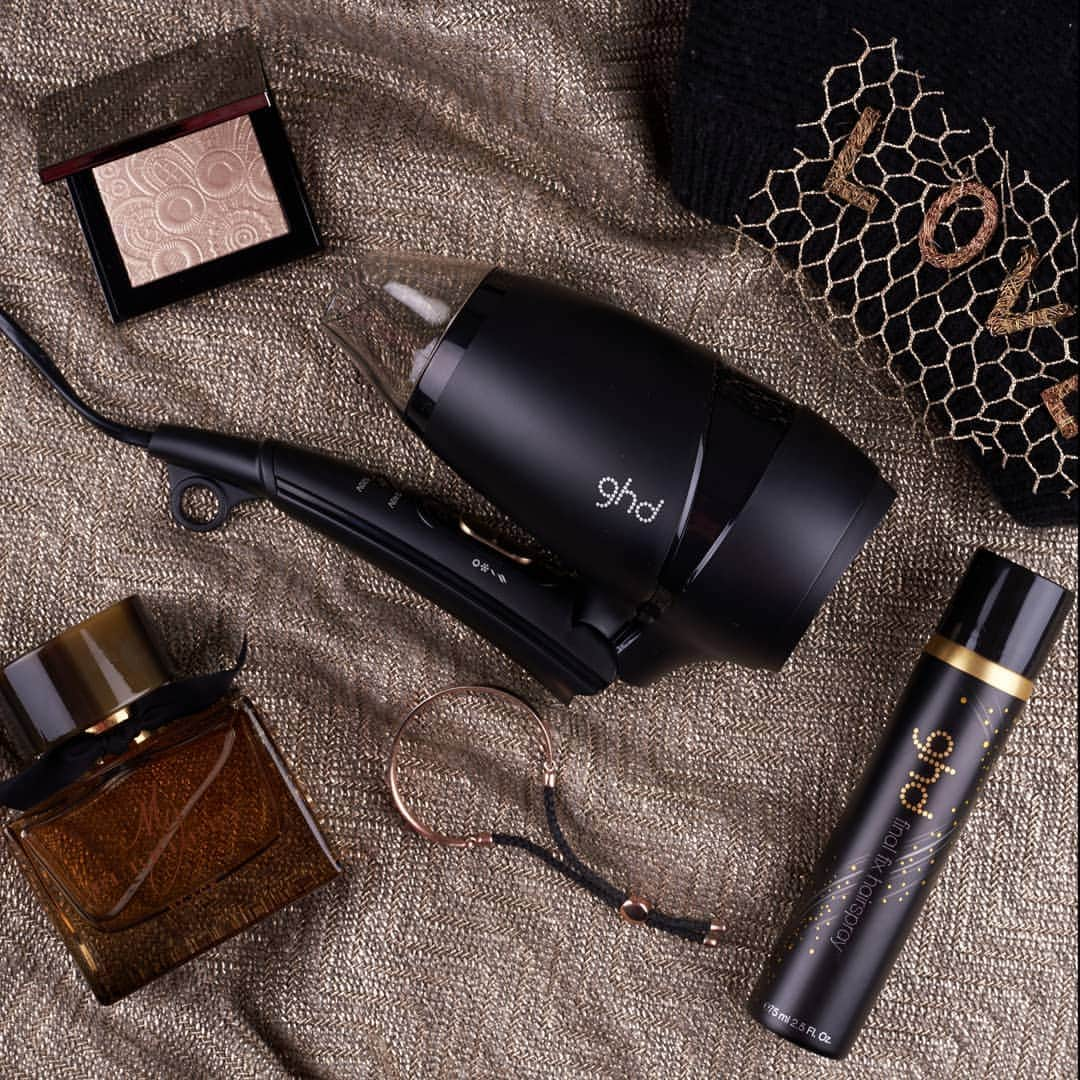 ghd hairさんのインスタグラム写真 - (ghd hairInstagram)「The #ghdflight is a travel must-have ✈️✈️✈️ Tag someone that’s ALWAYS on holiday 👇  #ghdhair #goodhairday #hairessentials #travelhairdryer」3月14日 16時57分 - ghdhair