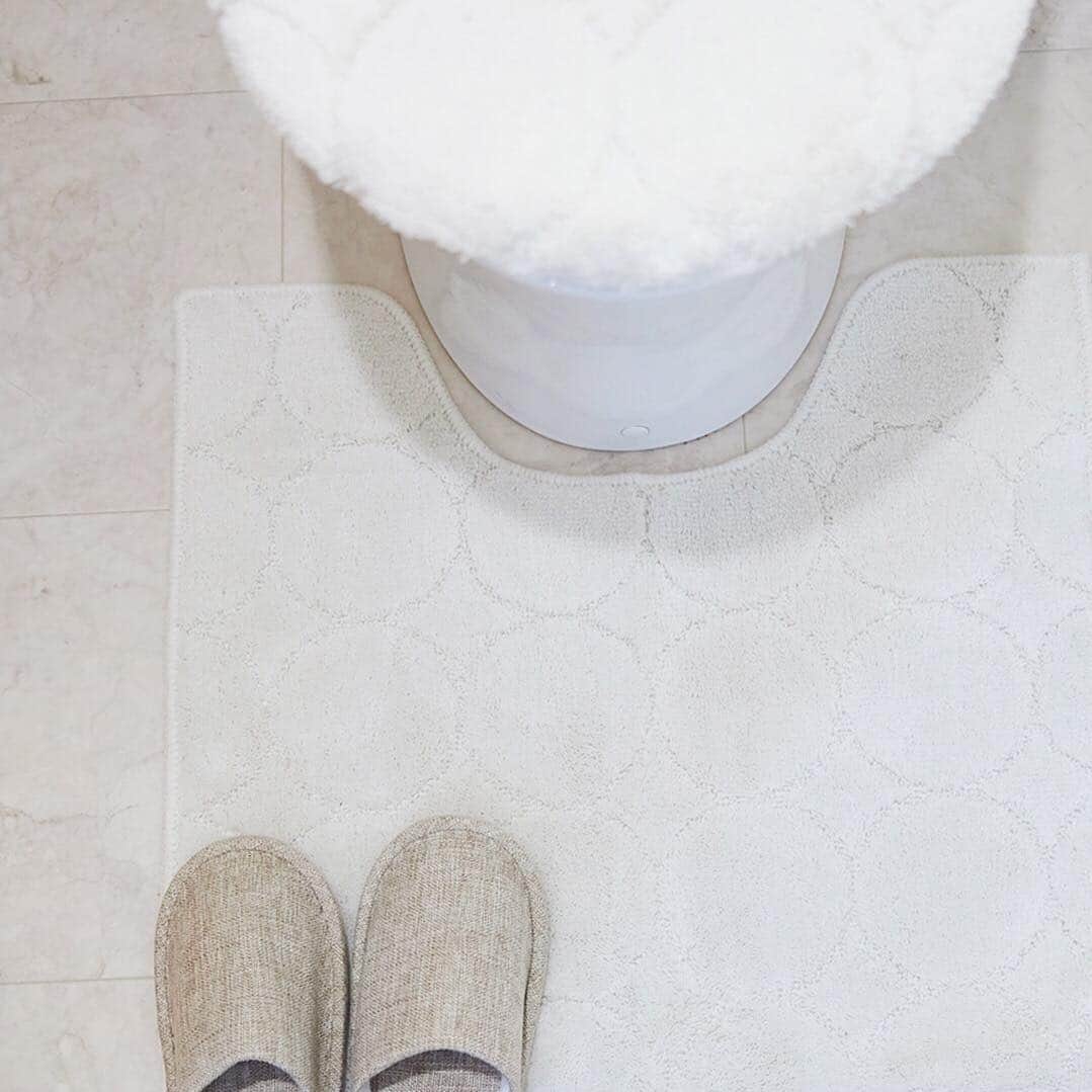 のインスタグラム：「. . シンプルに！ 清潔に！ . シンプルでコーディネートしやすいトイレマットとフタカバー。 . お好みやスペースに合わせて選べるよう、カラーもサイズも豊富に取り揃えました。 . 汚れやすく清潔に保ちたいトイレにうれしい抗菌・防臭機能付きです。 . 【抗菌防臭トイレマット・フタカバー(単品・セット)】 . #bellemaison#interior#mygoodroom#ベルメゾン#ベルメゾンのある生活#インテリア#インテリア雑貨#ライフスタイル#おしゃれな部屋#シンプルライフ#シンプルな暮らし#持たない暮らし#丁寧な暮らし#緑のある暮らし#暮らしを整える#暮らしを楽しむ#おうち時間#インテリア好き#トイレ#トイレマット#フタカバー#トイレインテリア#シンプル」