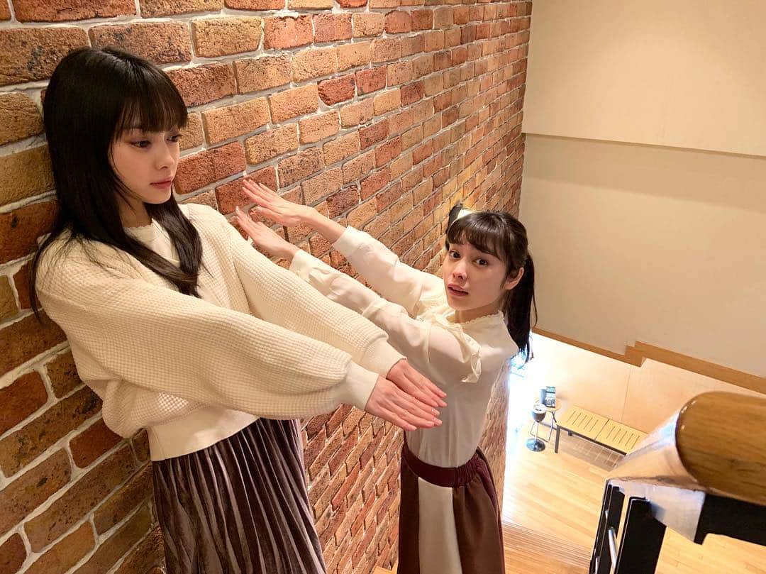 のインスタグラム：「. 本日のお仕事待機中☺︎ 姉 MIO 妹 YAE があらわれてる1枚☺︎ . #ふたご#双子#双子モデル#ポートレート#ツインズ #twins#twinsister#twinsmodel #MIO#YAE#MIOYAE」