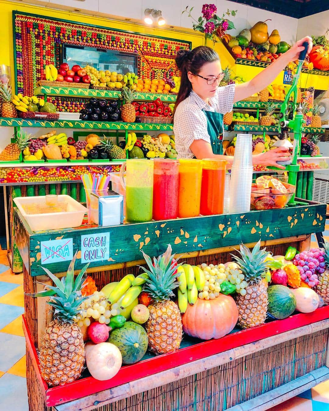 かにゃさんのインスタグラム写真 - (かにゃInstagram)「BarcelonaにあるNatural Juice Bar🍹 店内がトロピカルでかわいいから思わず買ってしまうよね🤩🍍 . . #fruitsjuice #juice #juicebar #naturaljuice #naturaljuicebar #barcelona #barcelona🇪🇸 #spain #spain🇪🇸 #🇪🇸 #europa #traveling #travel #traveler #instatravel #instatravelling #instatraveling #travelgram #バルセロナ #スペイン #ヨーロッパ #旅 #旅行 #スペイン旅行 #ヨーロッパ旅行 #旅行好きな人と繋がりたい #旅人 #ジュースバー #フルーツジュース #フルーツ」3月14日 16時53分 - kanya_435