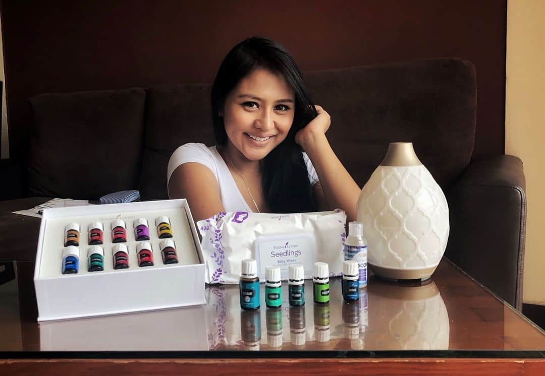 Jelly Jeloのインスタグラム：「Beli Premium Starter Kit dari Young Living di @lovedrops_id bisa dapetin Diffuser & 12 Essential Oils lainnya, dan tambahan bonus & hadiah2nya banyakkk bgt, lagi ada promo FREE Ongkir nih di Bulan Maret ini #younglivingessentials #youngliving #indonesia #malaysia #singapore #hongkong #taiwan #vietnam #myanmar #thailand」