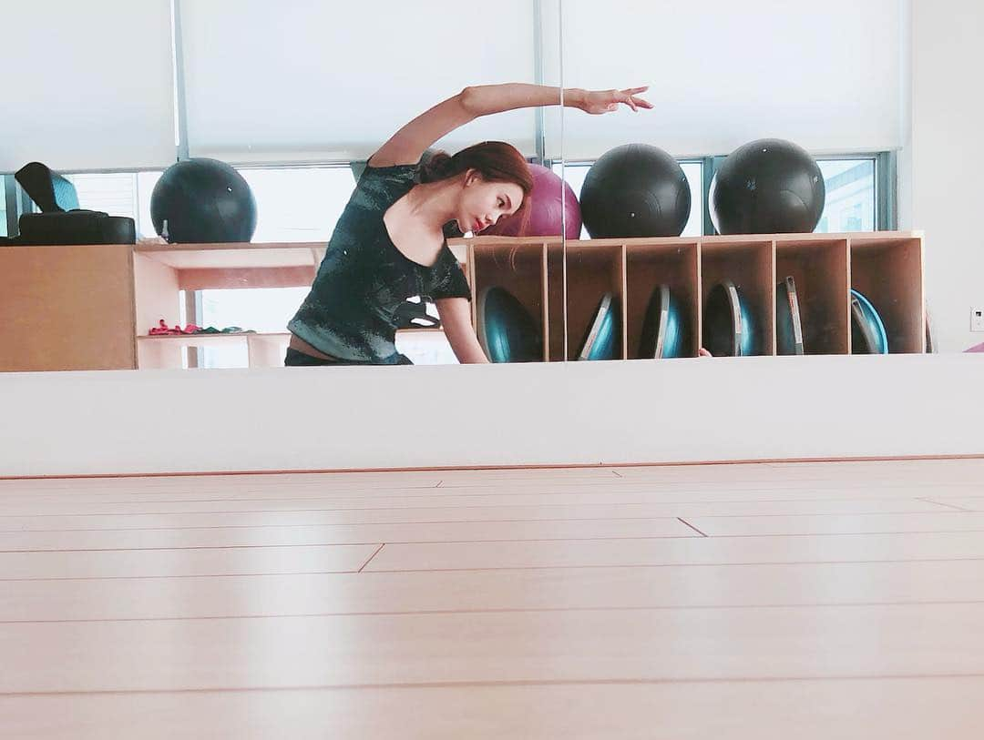 リンジさんのインスタグラム写真 - (リンジInstagram)「튼튼이가 되기위해 오늘도🏋🏻‍♀️ #pilates#격한운동전#본격적시작전#공연하기전#영웅 #설희 변신전」3月14日 16時57分 - linzy_minji