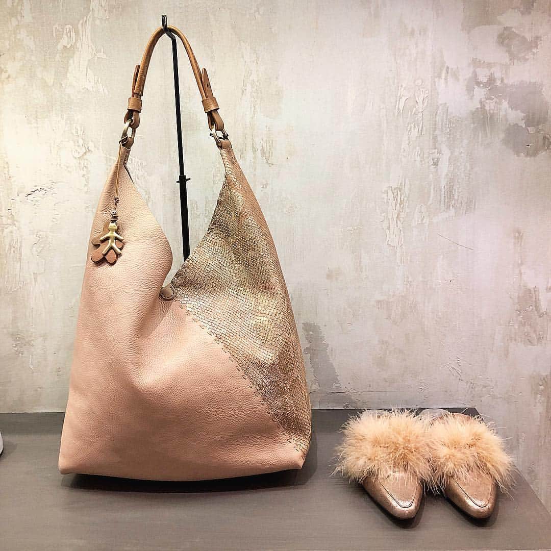 エンリーベグリンのインスタグラム：「Color nude for Henry Beguelin... #henrybeguelin#bag#and#shoes#vegetabletannedleather#shop#milano#」