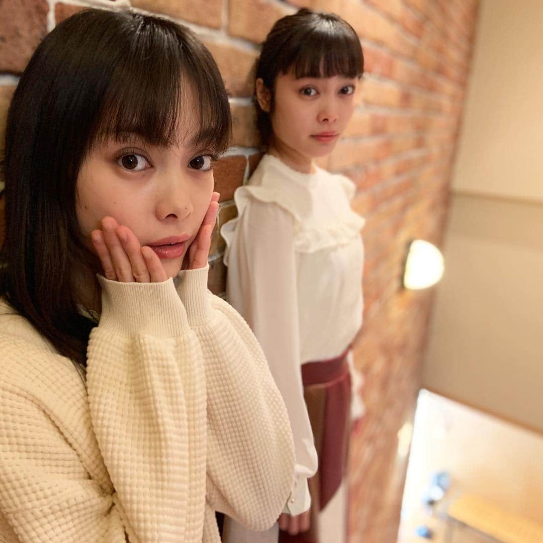 のインスタグラム：「. うしろに分身の術 . #ふたご#双子#双子モデル#ツインズ#twins#twinsister#twinsmodel#ポートレート#MIO#YAE#MIOYAE#👭」