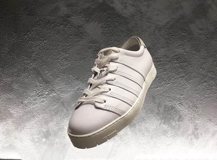 のインスタグラム：「📸 by @maison_corthay_japan  The ‘90 - Corthay’s very first sneaker! Comfort and style guaranteed! 👌🏻✨ • • #Corthay #Paris #Japan #90 #Sneaker #Baskets #Shoe #OldWood #White #Bronze #Calfskin #Leather #Cuir #Patina #Souliers #TheFinestShoes #LaCouleurCestCorthay #Shoeporn」