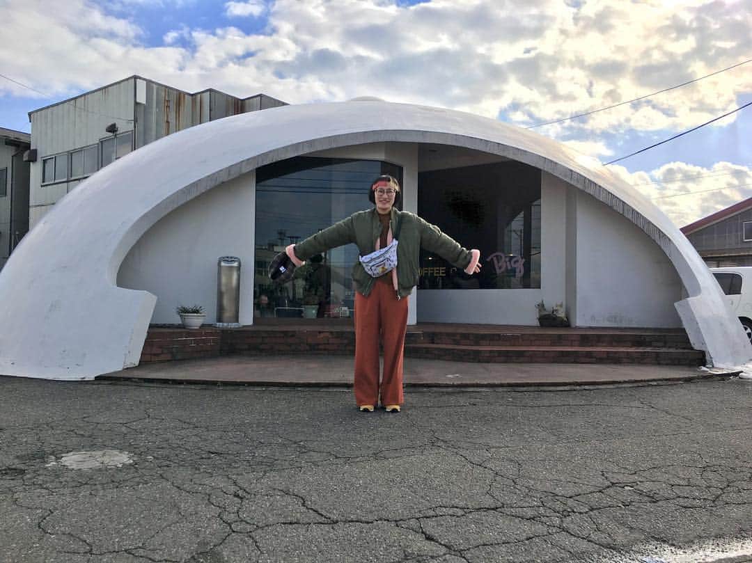 のインスタグラム：「この建物は何でしょう？？はい、喫茶店でーす✌️地元の人たちにすごい愛されてるお店「Big」食事も出来ます🍽小さい頃からずっとあった「Big」でも実はそんな行った記憶無くてこの前帰省した時、友達と行ったら凄く雰囲気良いし美味しいし昭和レトロな感じで今で言うと「インスタ映え」する感じ☝️マスターは決してお若くは無さそうだったけど、、まだまだやって欲しいなあ、、☕️次帰省した時も行こー ・ #山形県鶴岡市 #Big #喫茶店  #昭和レトロ  #インスタ映え」