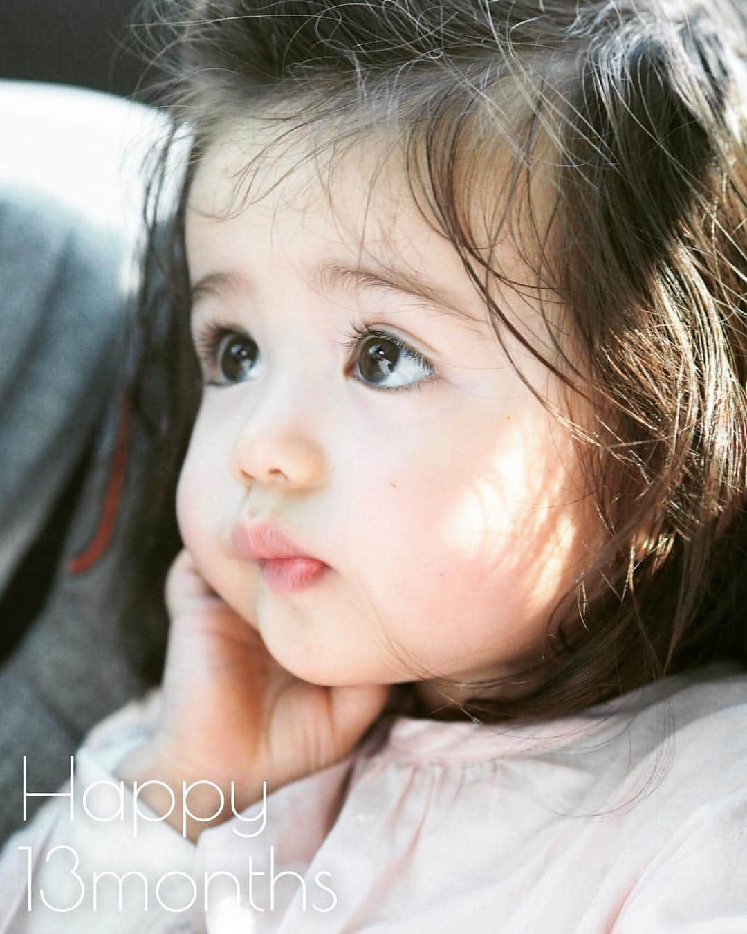 大橋菜央さんのインスタグラム写真 - (大橋菜央Instagram)「She turned 13 months yesterday❣️ . . . 伊豆ジオパークドライブ中🚗 . 昨日でMiaは13ヶ月🙌 この1ヶ月で歩けるようになったのが 大きな変化🚶‍♀️✨ . 最近好きなものといえば ✔︎さつまいもと白米🍠🍚 ✔︎いちご🍓 ✔︎hansaの動物たち🕊🐿 ✔︎Dave & Ava ・One little finger ・If you are happy ・Itsy bitsy spider ✔︎ボールプール遊び ✔︎クローゼットのLEDライト ✔︎ベンチに座る . . 表情もすっかりお姉さんぽくなって 意思表示もしっかりのやんちゃMiaに 家族はみんな振り回されっぱなし😂❤︎ . . . #生後13ヶ月 #13monthsold #赤ちゃんのいる暮らし #赤ちゃんのいる生活 #たれ眉 #たれ目 #miababyliving #miababyliving_month」3月10日 19時58分 - naoliving